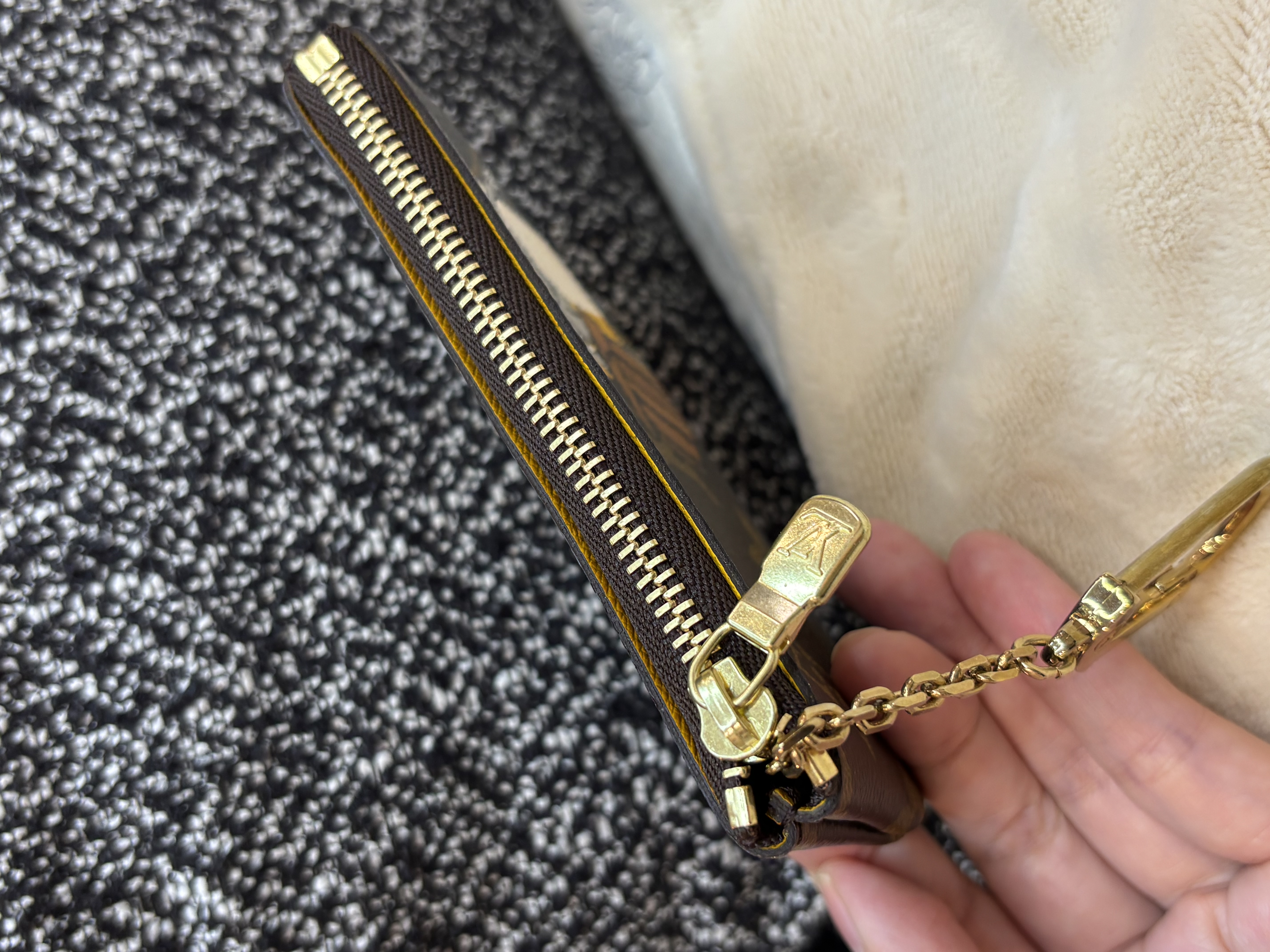 Lv key holder limited edition 100%Authentic, 98%New ✅Box