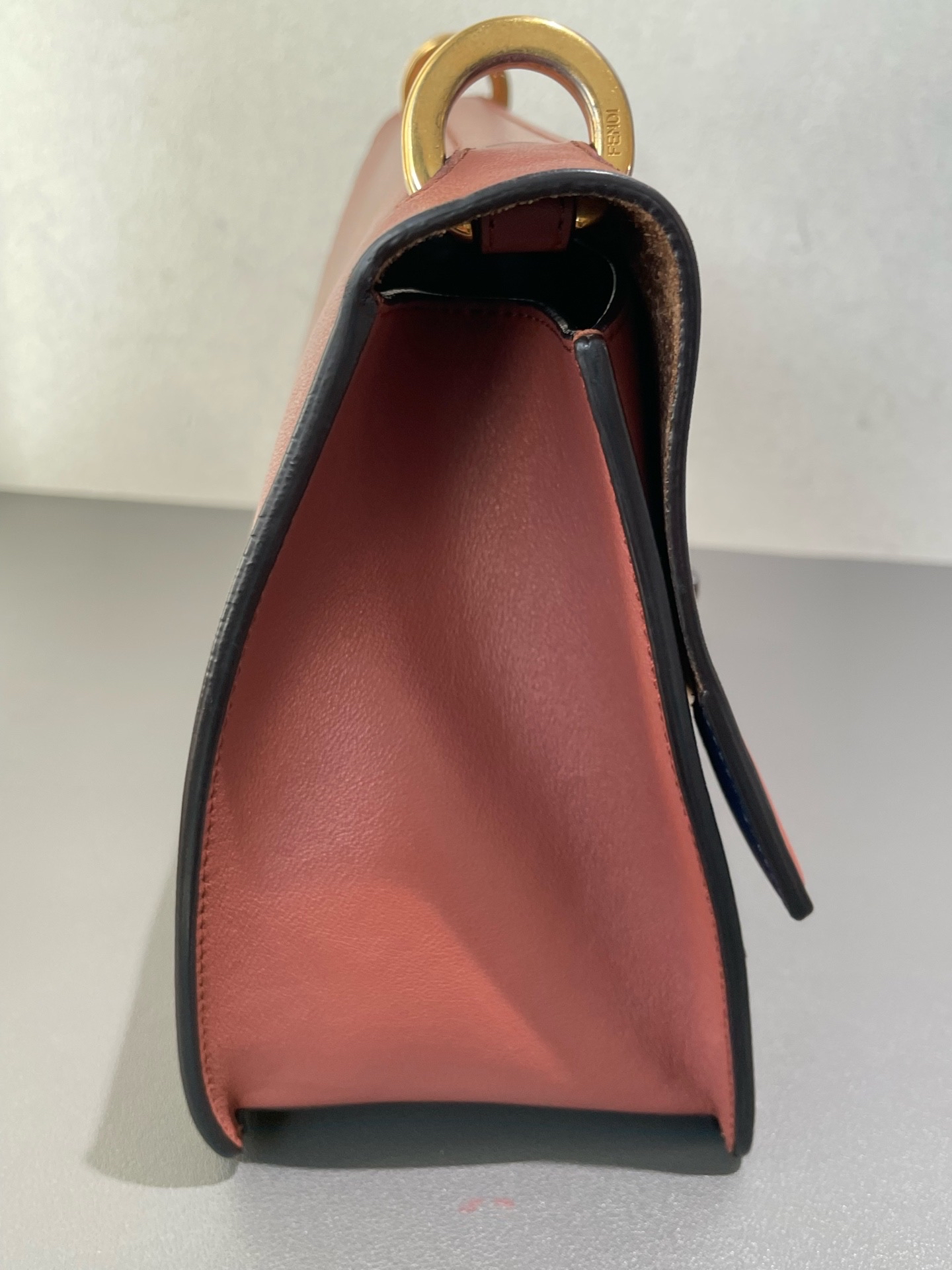 【預訂貨品】Fendi 豆沙色油蠟皮復古郵差包