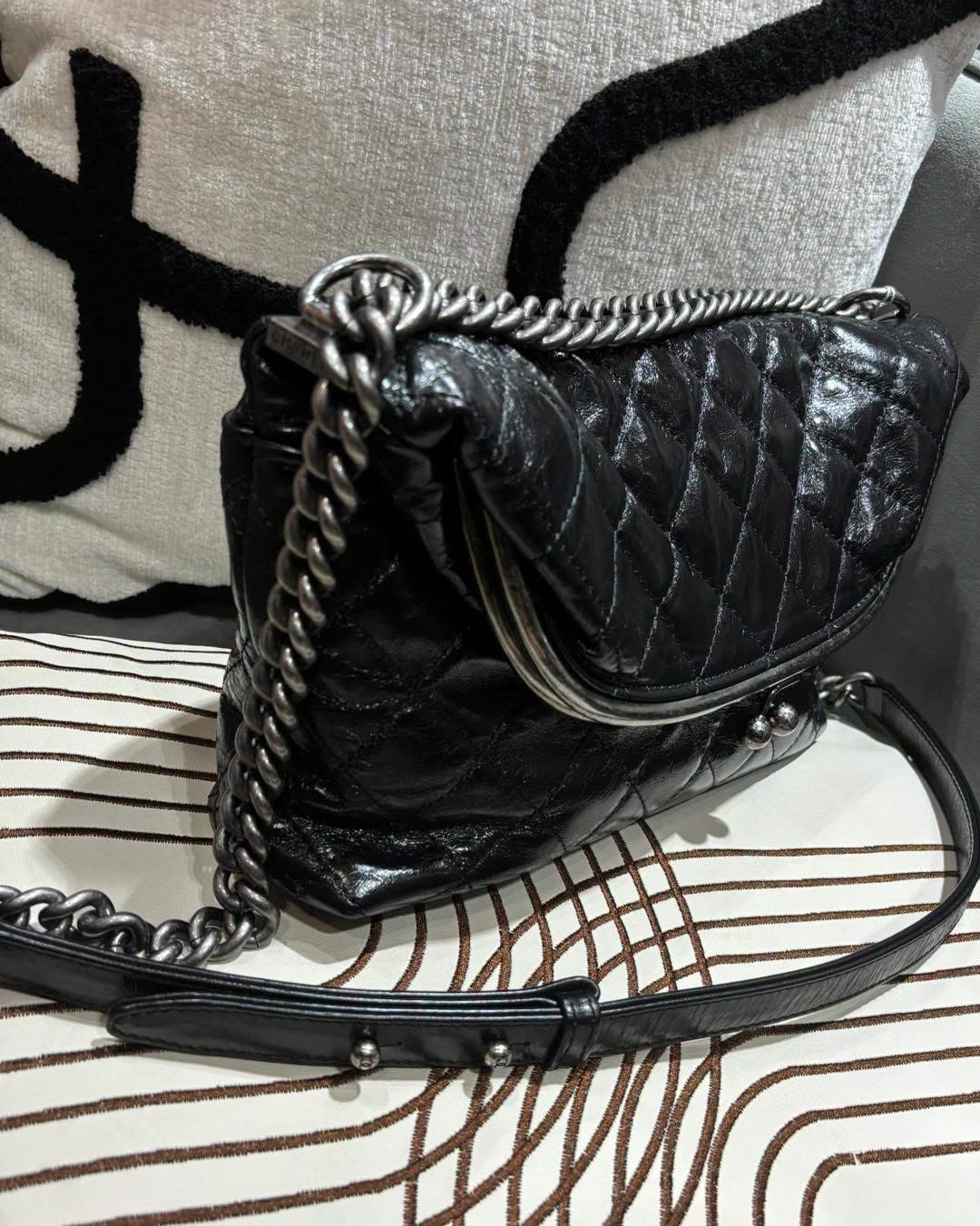 Chanel kisslock Flap chain shoulder bag  Calfskin, 100%Authentic, 98%new ☑️card☑️dust bag  