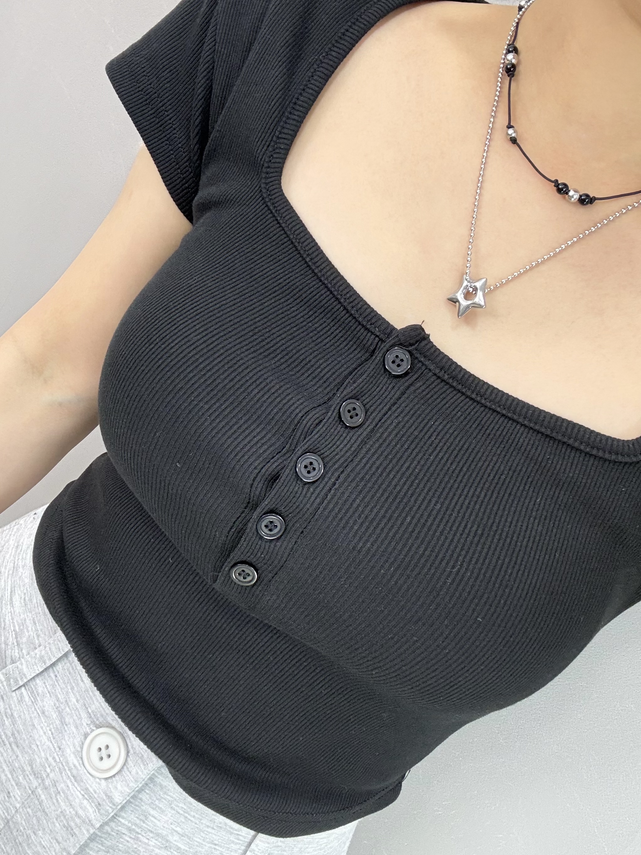 V69 方領暗紋扣鈕Tee