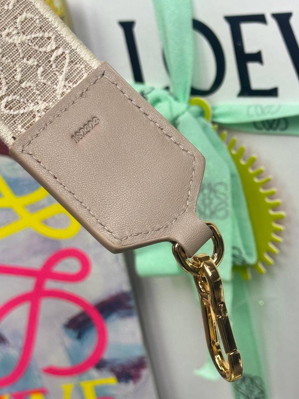 𝐀𝐧𝐚𝐠𝐫𝐚𝐦 刺绣肩带「沙色」 👈 全新升级上线♻️ 尺寸:𝟗𝟗-𝟒𝐜𝐦（长度可调节） 编码：182323