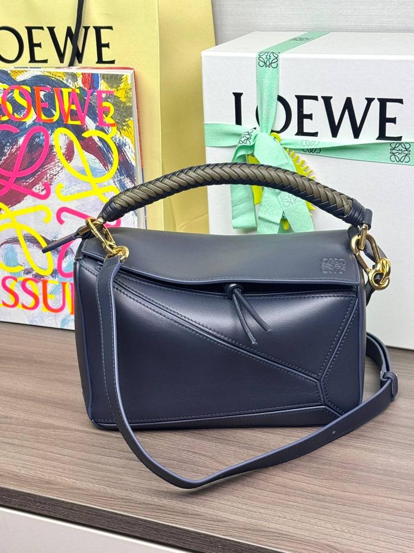 🎈最新编织手腕𝙋𝙪𝙯𝙯𝙡𝙚 ——【深墨水色/深卡其】 尺寸：𝟐𝟒-𝟏𝟎.𝟓-𝟏𝟔.𝟓𝐜𝐦 编码：062405 【配全套礼盒】 ♥️以罗家经典几何设计，搭配独特的编织手腕，绒面内里。 ♥️容量大，经典百搭，可拆卸肩带，有单肩，斜挎，手提等多样化背法。随性时髦洒脱，实用性强。 ♥️独家背景➕独家品质➕独家全套砖柜礼盒套装，市场高端品质皆在我手✌🏻