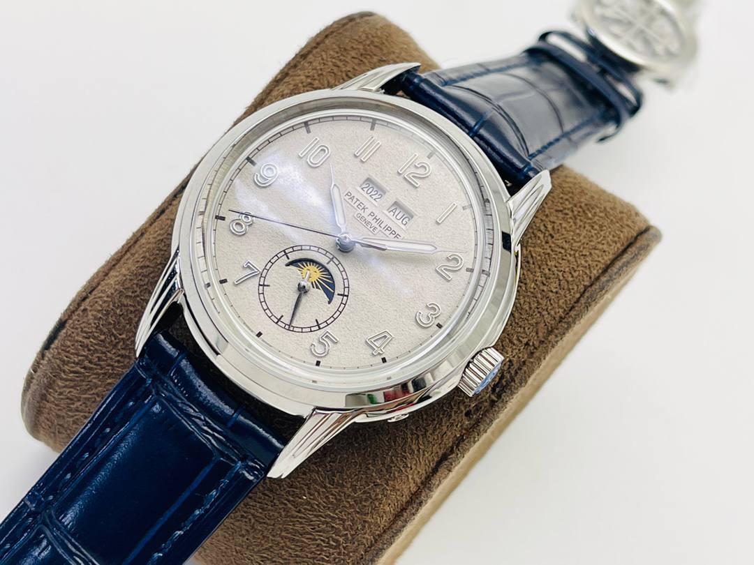 百达翡丽5320G-001超级复杂功能时计！🔥🔥 1⃣️直径40毫米一体冲压成型的双层式精钢表壳，致敬了经典的设计语言奶油色的表盘营造复古氛围，表盘边缘刻印有密分秒数刻度，配金质阿拉伯数字及五分钟凸圆刻度字钉，更有立体感。时分指针以巴顿式设计为基础，配以尖长的针尖，这特色造型是呼应了 1950 年代 Ref. 1463 计时码表的指针。 2⃣️表盘6点位置是月相显示和日期分拨。所有的万年历标志都很好，一眼就能读懂。 3⃣️内里搭置了仿324 S Q 自动上链机芯，是 324 自动上条传奇机芯的精装版本。机芯夹板桥经倒角，边缘作细意打磨，主夹板饰以鱼鳞纹，而夹板则缀以日内瓦波纹，夹板表面有包金雕刻，螺丝凹槽经打磨和倒角，连钻孔亦同样经打磨处理。