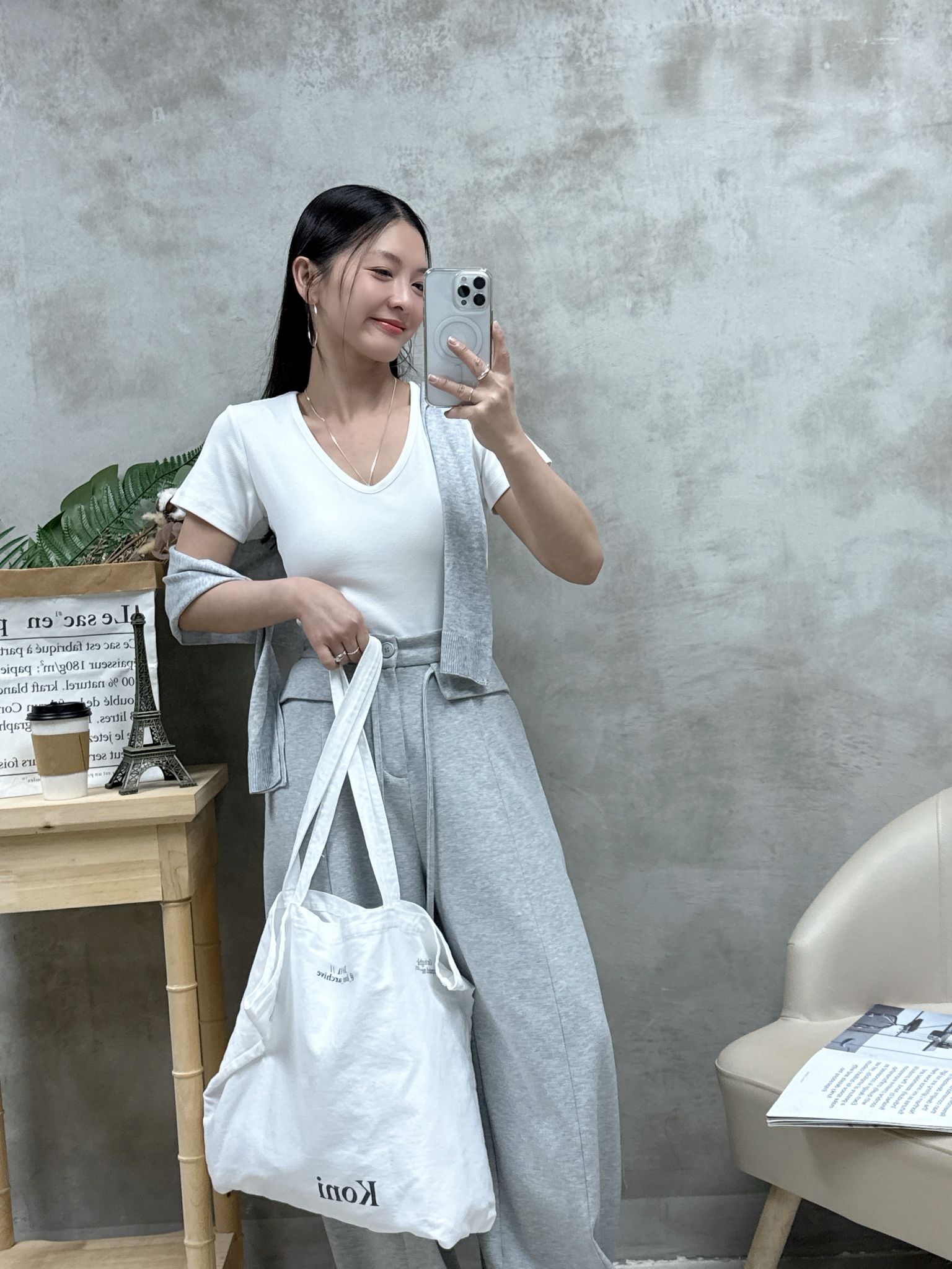 C13 V領暗紋骨感Tee