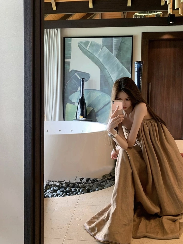 大码法式温柔风气质吊带连衣裙女度假风褶皱宽松长裙