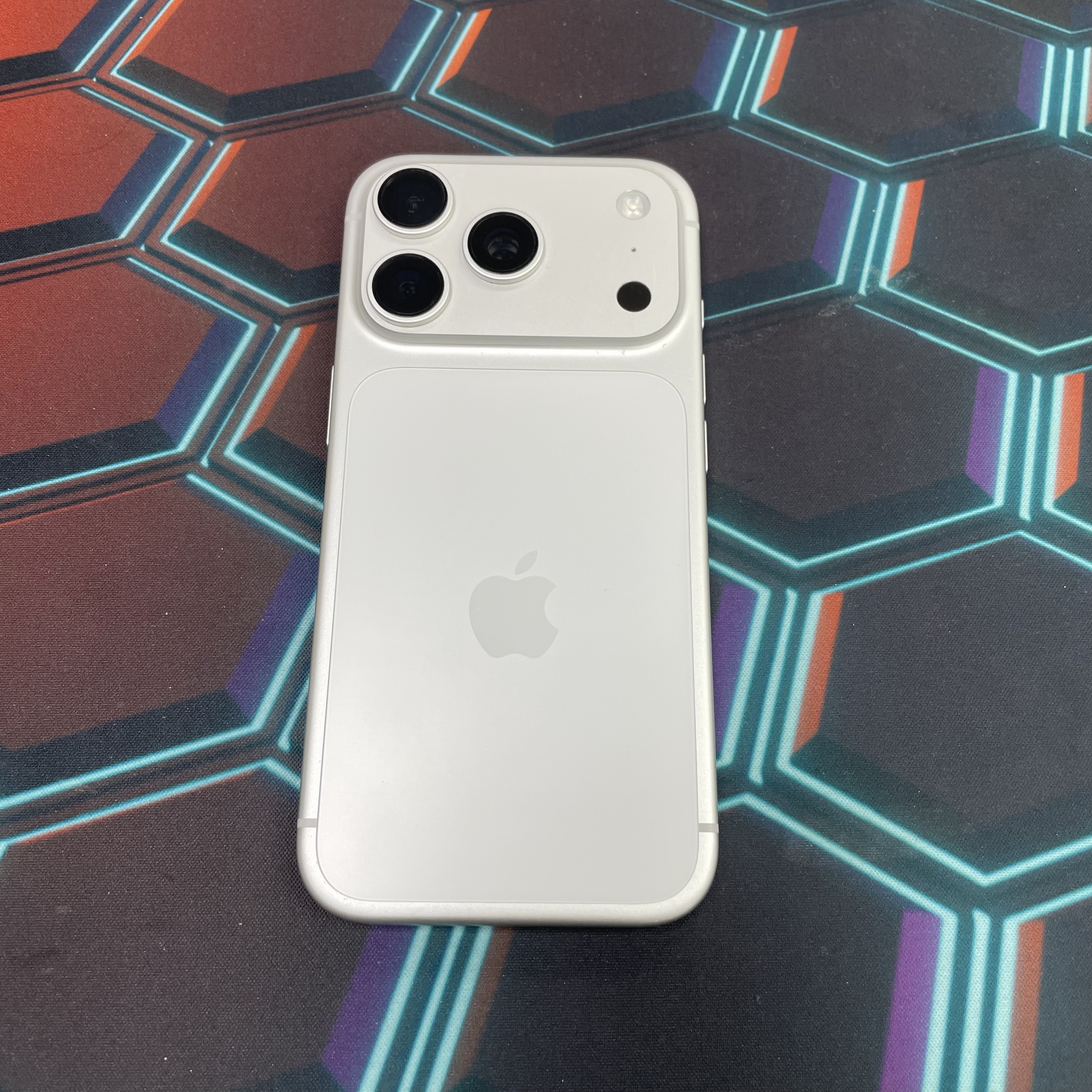 *8243 17 pro 勁靚機 256GB 電99 銀色 sliver