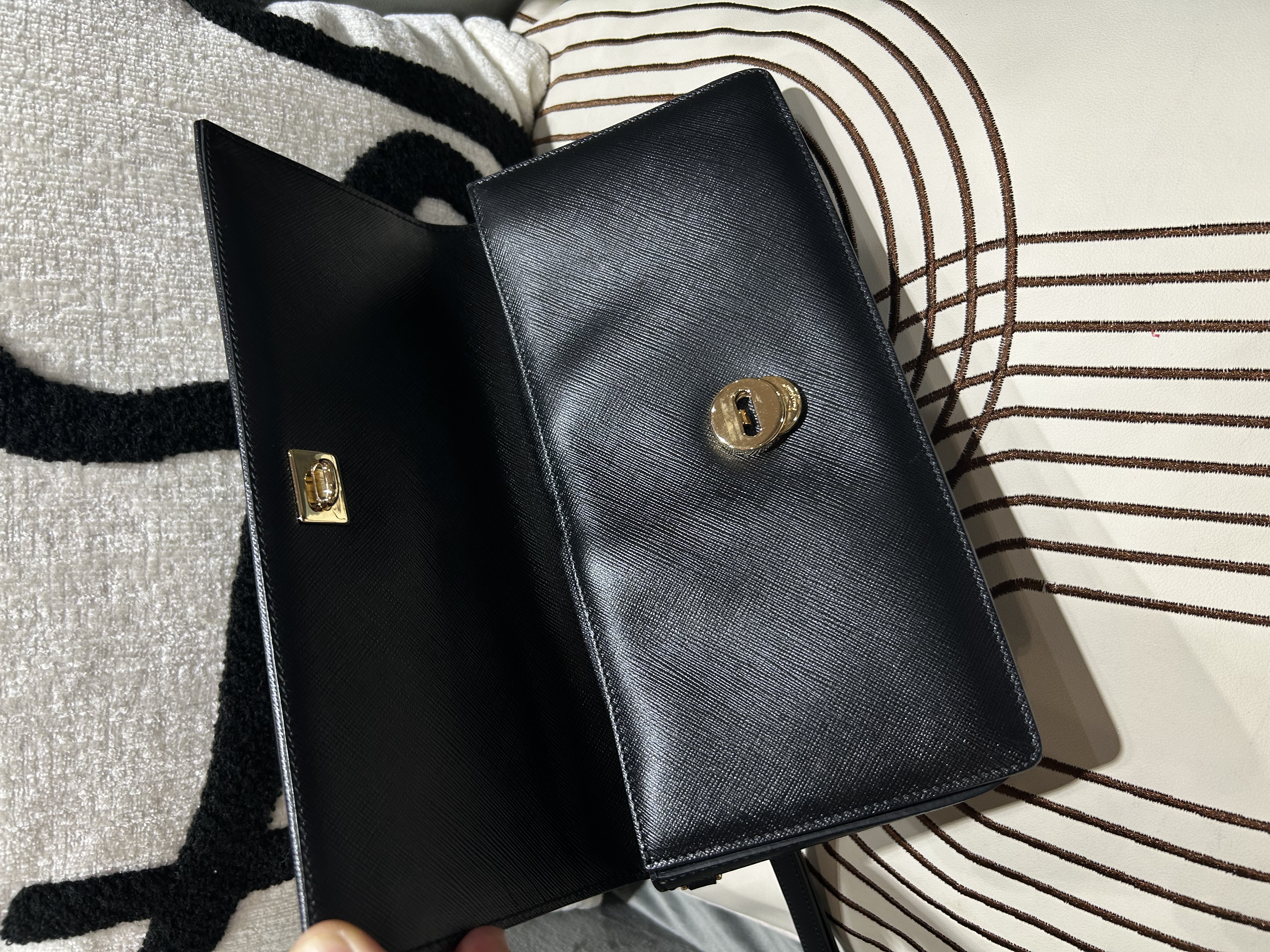 SALVATORE FERRAGAMO Miss Vara Clutch 黑色十字壓紋皮革Black Saffiano Leather 100%Authentic, 98%New ✅Dust bag