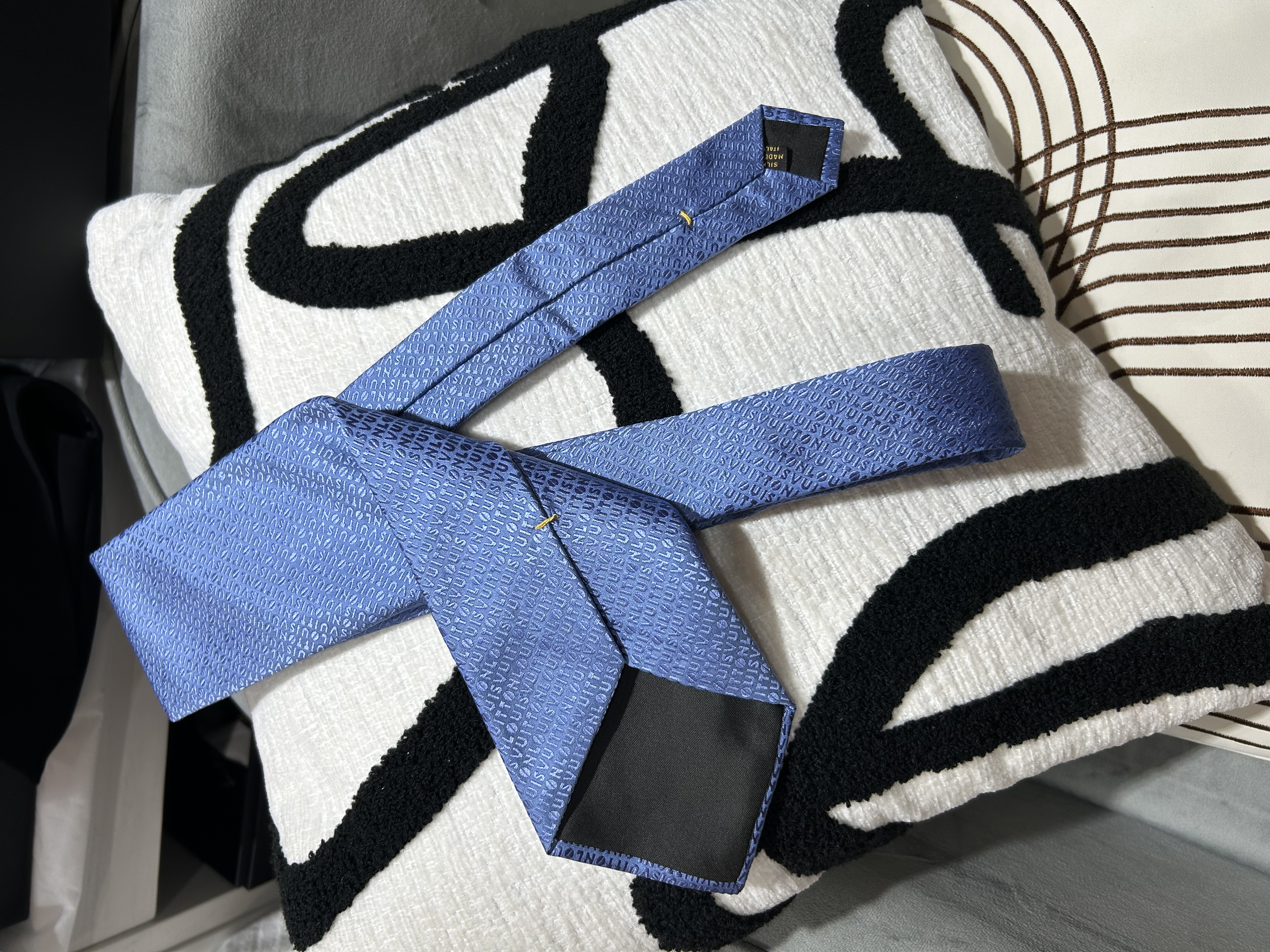 LV Tie 100%Silk 100%Authentic, 99%New ✅Box
