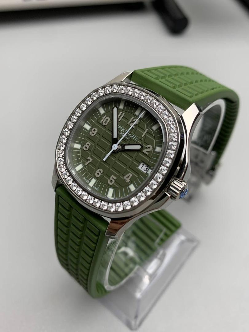 百达翡丽 5067A 手雷 石英女表 ——PPF继续购入原装PP--5067A腕表，独立拆解开模。完美还原PATEK PHILIPPE--5067A全系列石英腕表，带来全网最佳的复刻产品和极致体验。 【表带 扣】 1.采用与原装一致的天然复合橡胶（Tropical）材质，经久耐磨，可抵抗海水侵蚀和紫外线辐射。 2.完美克隆Aquanaut最新表扣，即使在非常细小的拐角处上也做有倒角润饰，确保还原正品般的舒适感。 【表壳】 1.腕表尺寸35.6X7.7mm 圆润的八角形表壳与原装一致，保持着复古的造型和精湛的打磨。 2.旋入式把头设计和实心底盖吻合与原版 3.表圈镶嵌46颗顶级施华洛世奇水晶（共计1克拉） 【机芯】 瑞士石英机芯改PPCal.E23-250芯。走时稳定，续航持久，性价比超高。