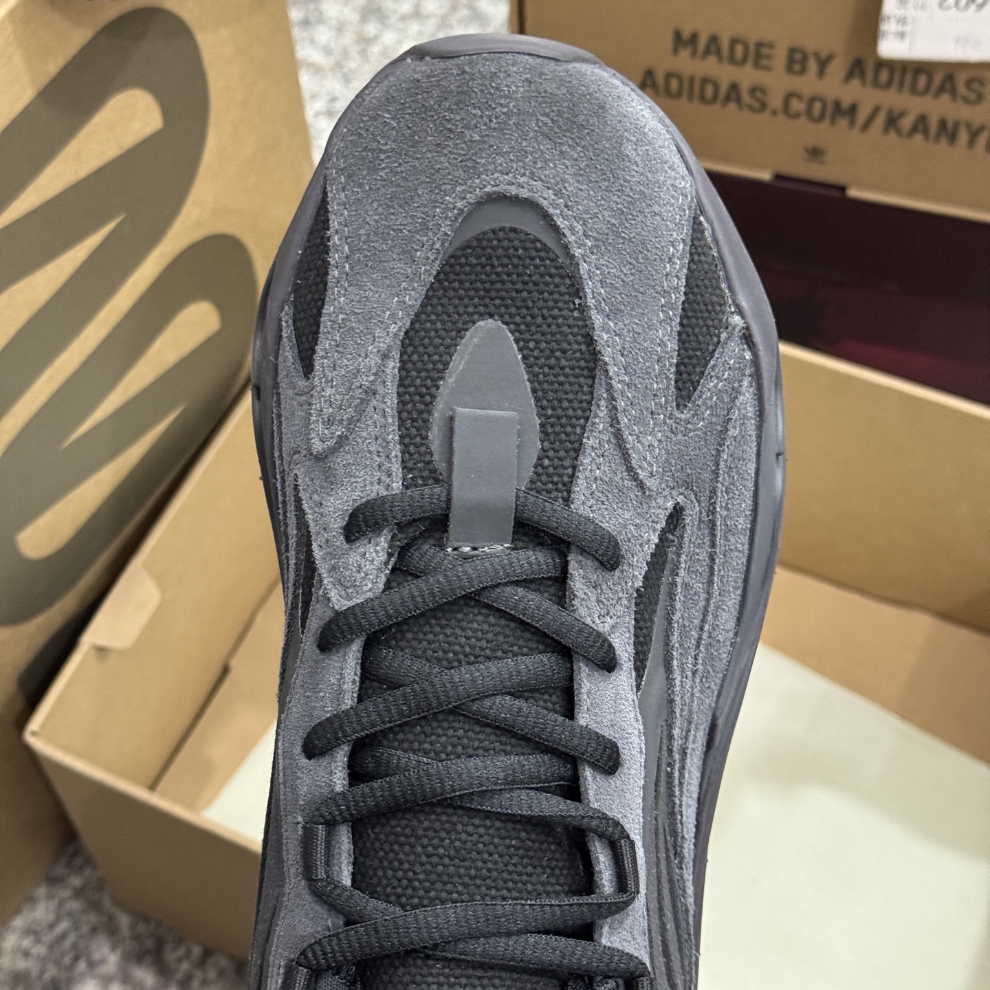 Adidas Yeezy Boost 700 V2 Vanta FU6684