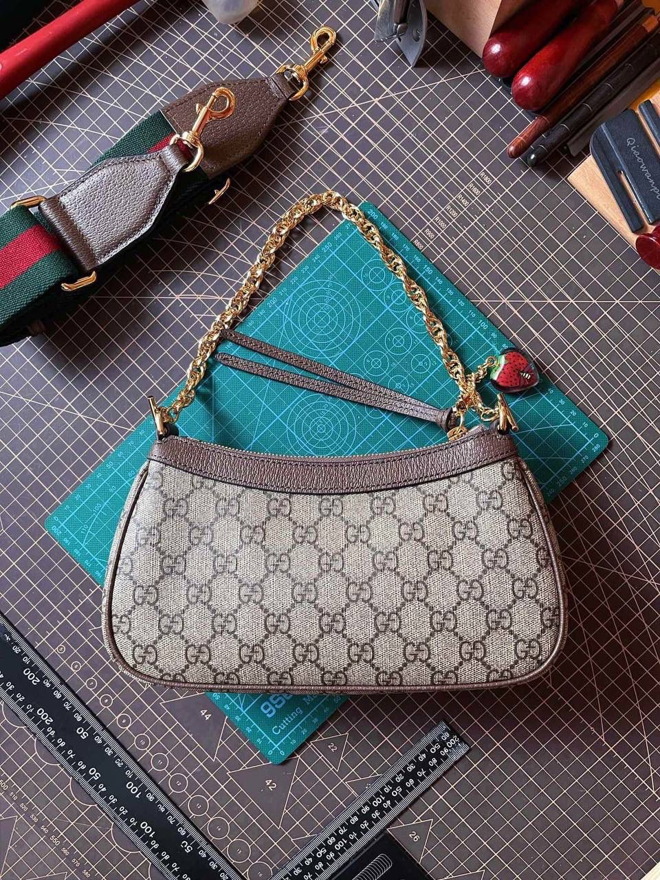 🔘gg ophidia系列小号手袋 草莓圣诞款（天花板级别） 无论你是怎么样的妹纸，想必都有一短小小的时光，总是想被草莓的东西包围着吧！ 今年圣诞款是甜蜜的风格，草莓的色调已经疯狂流行起来了。正厂意大利marbella pellami进口皮，佛罗伦萨顶级的制皮工艺，行业标杆业界翘楚领头四大门派，拿手的猪皮纹有各式各样的软度，所以有些时候真的要好好对皮跟颜色，好皮不是天天有，配上同等做工，打造唯美的气质，优秀得很勒🤩🎀 尺寸：25x15x6cm 🔍款号：735132