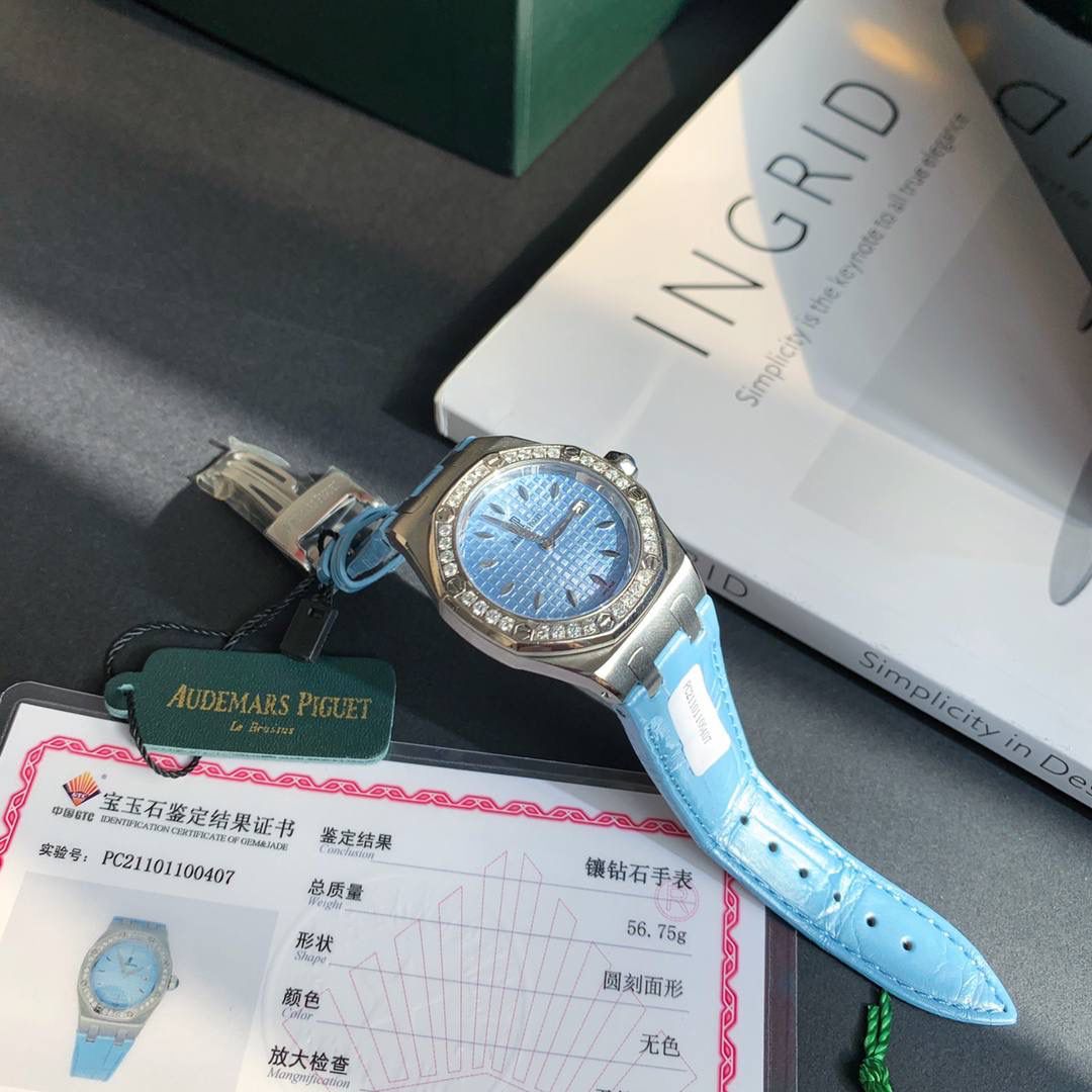 全网女神看过来😍😍这款爱彼女表才是最具有性价比的… 爱彼皇家橡树系列型号67601石英腕表，皇家橡树系列独有的八角形外观还拥有爱彼独特的设计风格也将女士优雅风格融入其中，深受女明星们的爱戴，表带澳洲湾鳄鱼皮，即使只有33毫米的小尺寸，也将爱彼独有的纯净美感与刚毅线条展现的淋漓尽致，而镶满钻石的表圈也为佩戴的女士增添了更多的柔美。（32颗明亮式切割美钻，总重约0.65克拉）巴蒂镶嵌一枚半透明凸面蓝宝石，搭载瑞士进口石英机芯，拥有实用的日历显示功能，女士们佩戴起来不会显得沉重 ，配专柜最新全套包装发货！这种货一般数量不是很多哦