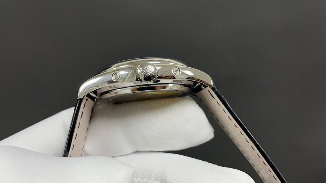 重金打造经典时计——百达翡丽5320G-001超级复杂功能时计直径40毫米一体冲压成型的双层式精钢表壳，致敬了经典的设计语言奶油色的表盘营造复古氛围，表盘边缘刻印有密分秒数刻度，配金质阿拉伯数字及五分钟凸圆刻度字钉，更有立体感。时分指针以巴顿式设计为基础，配以尖长的针尖，这特色造型是呼应了 1950 年代 Ref. 1463 计时码表的指针。表盘6点位置是月相显示和日期分拨。所有的万年历标志都很好，一眼就能读懂。内里搭置了仿324 S Q 自动上链机芯，是 324 自动上条传奇机芯的精装版本。机芯夹板桥经倒角，边缘作细意打磨，主夹板饰以鱼鳞纹，而夹板则缀以日内瓦波纹，夹板表面有包金雕刻，螺丝凹槽经打磨和倒角，连钻孔亦同样经打磨处理。搭配朱古力啡色牛皮表带，进一步带出复古气息。🚀🚀