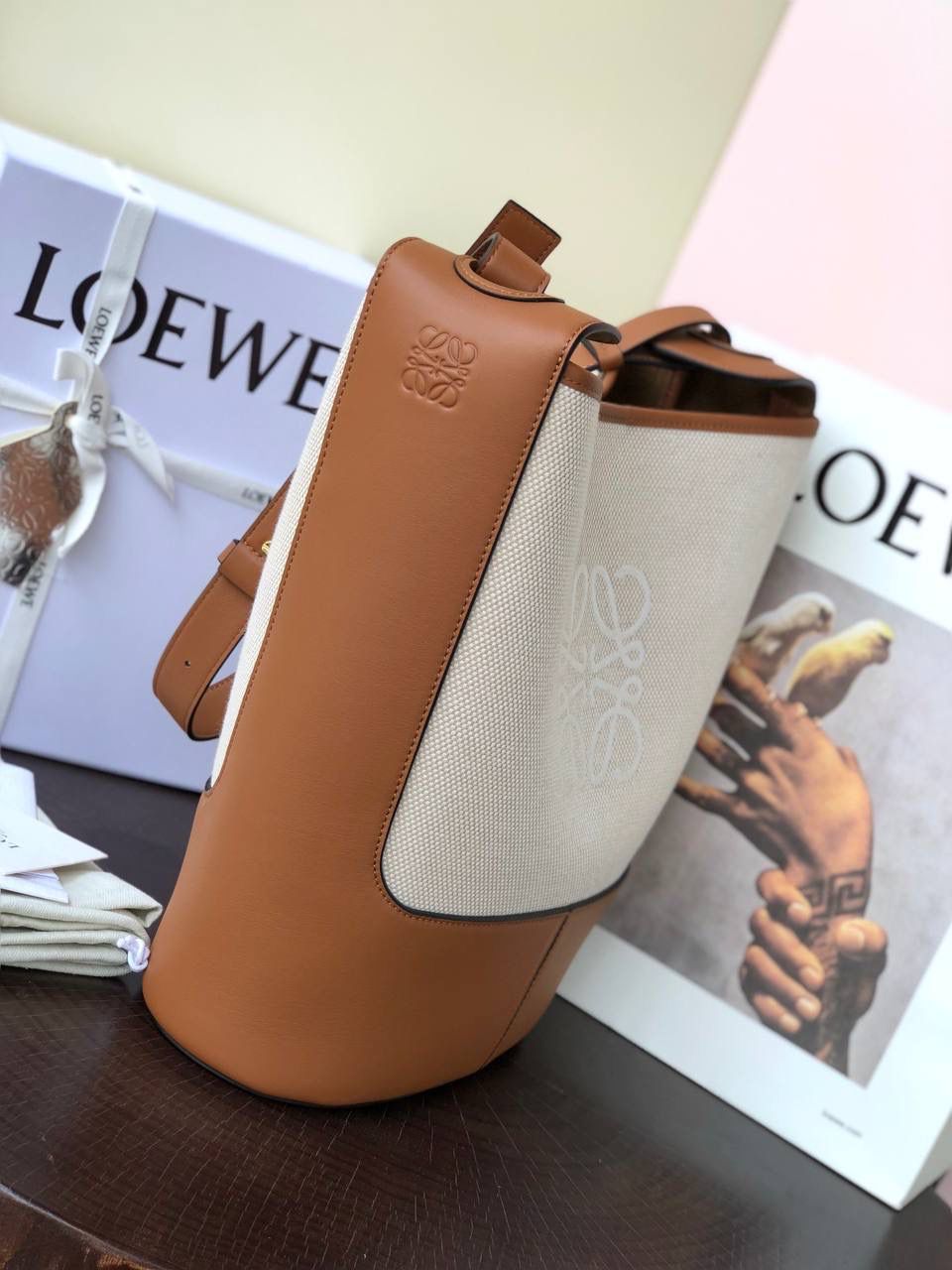 *𝘏𝘰𝘣𝘰 水桶通勤包 尺寸:32-26-13cm 编码:062108 【该尺寸没包装】 颜色:棕配米白（布配皮） Anagram标志性logo点缀，包身底部定型，自重超级轻，实用的桶形设计，巨能装哦！ 肩带可调节可斜挎and 侧背，追求潮流韩范儿的，甜酷风的迷弟迷妹们，走起，走起…😍😍