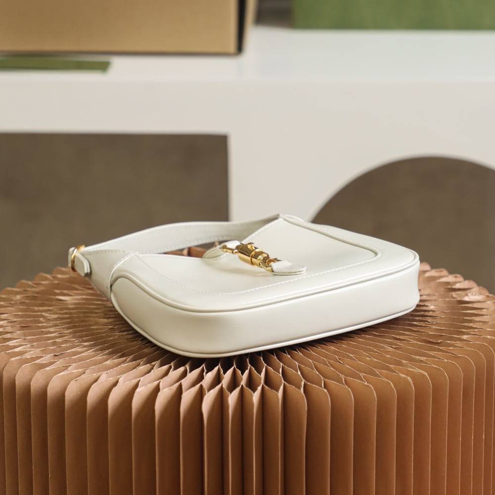 𝐉𝐚𝐜𝐤𝐢𝐞 𝐌𝐢𝐧𝐢 𝟭𝟵𝟲𝟭 ➻637091 原厂皮 ▶尺寸：19*13*3cm 经典𝐉𝐚𝐜𝐤𝐢𝐞 1961系列经典回归， 重新推出精致小巧的𝐌𝐢𝐧𝐢设计， 具有辨别度的样貌重回时尚前沿， 经典的样貌注入现代的时尚元素， 更加复古有高级感， 小巧的包身越看越喜欢， 两条肩带的设计， 更是让你拥有不同的感觉！🌈