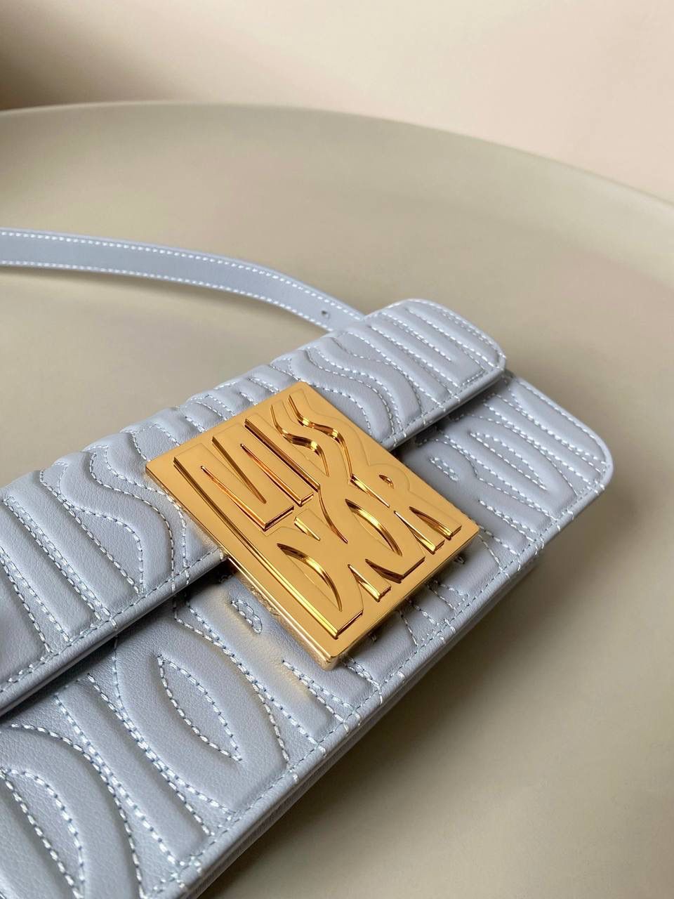 🈶淡蓝色 𝐌𝐢𝐬𝐬 𝐃𝐢𝐨𝐫腋下包 哇！实物是超预期的 从五金到皮质都非常奢华，很好看 牛皮的材质有型又耐久， 立体的字母手感彰显个性！ 空间，日常通勤或约会都很不错哦 大小刚好，腋下背气质又时髦 22×11×6cm #3410m