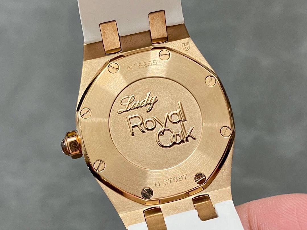 爱彼67601 尺寸33mm 全网女神看过来😍😍这款爱彼女表才是最具有性价比的… 爱彼皇家橡树系列型号67601石英腕表，皇家橡树系列独有的八角形外观还拥有爱彼独特的设计风格也将女士优雅风格融入其中，深受女明星们的爱戴，表带澳洲湾鳄鱼皮，即使只有33毫米的小尺寸，也将爱彼独有的纯净美感与刚毅线条展现的淋漓尽致💝💖💘而镶满钻石的表圈也为佩戴的女士增添了更多的柔美。（32颗明亮式切割美钻）巴蒂镶嵌一枚半透明凸面蓝宝石，搭载瑞士进口石英机芯，拥有实用的日历显示功能，女士们佩戴起来不会显得沉重 ！