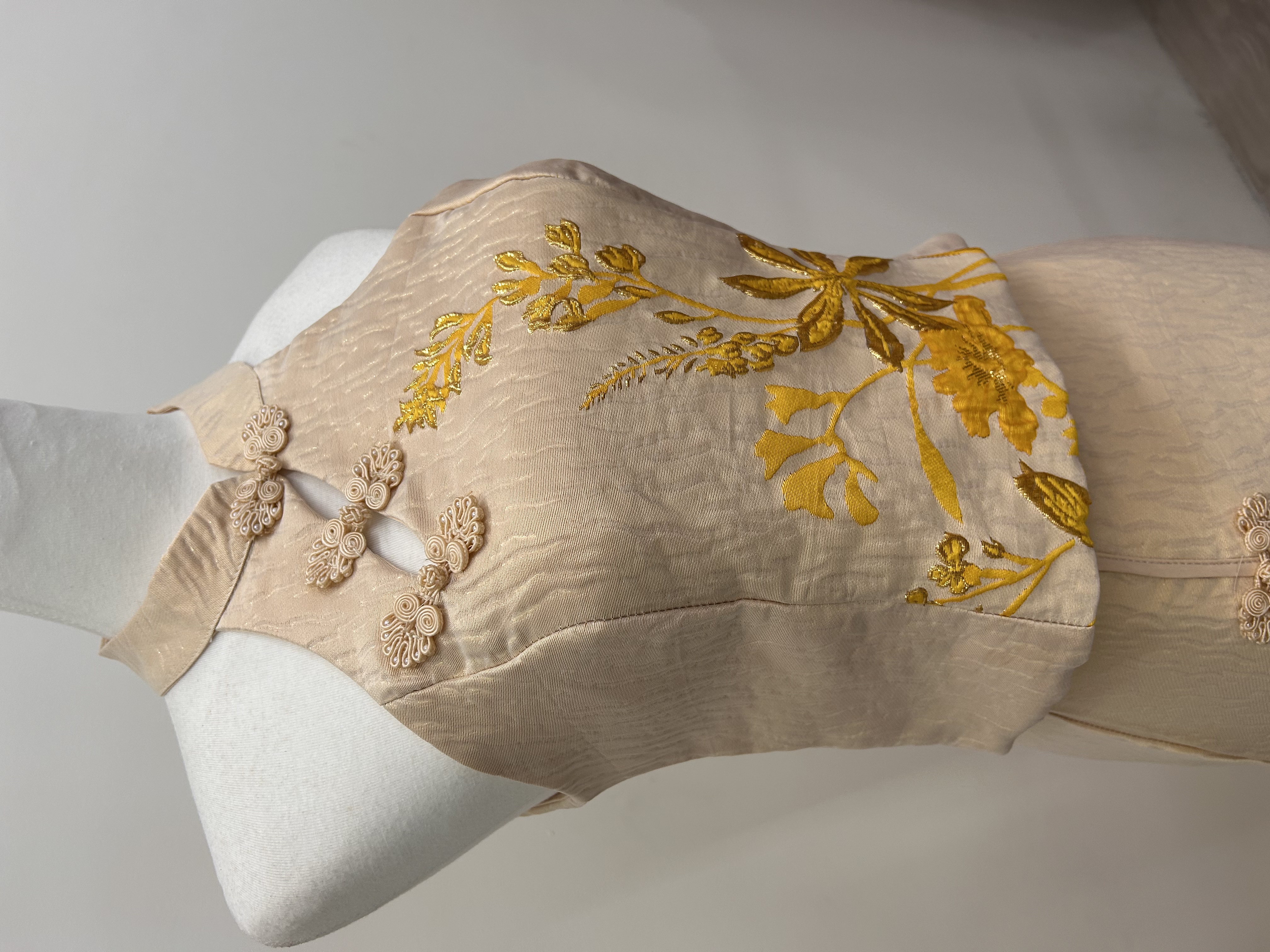 572.WB Cheong San Cut in Top & Skirt