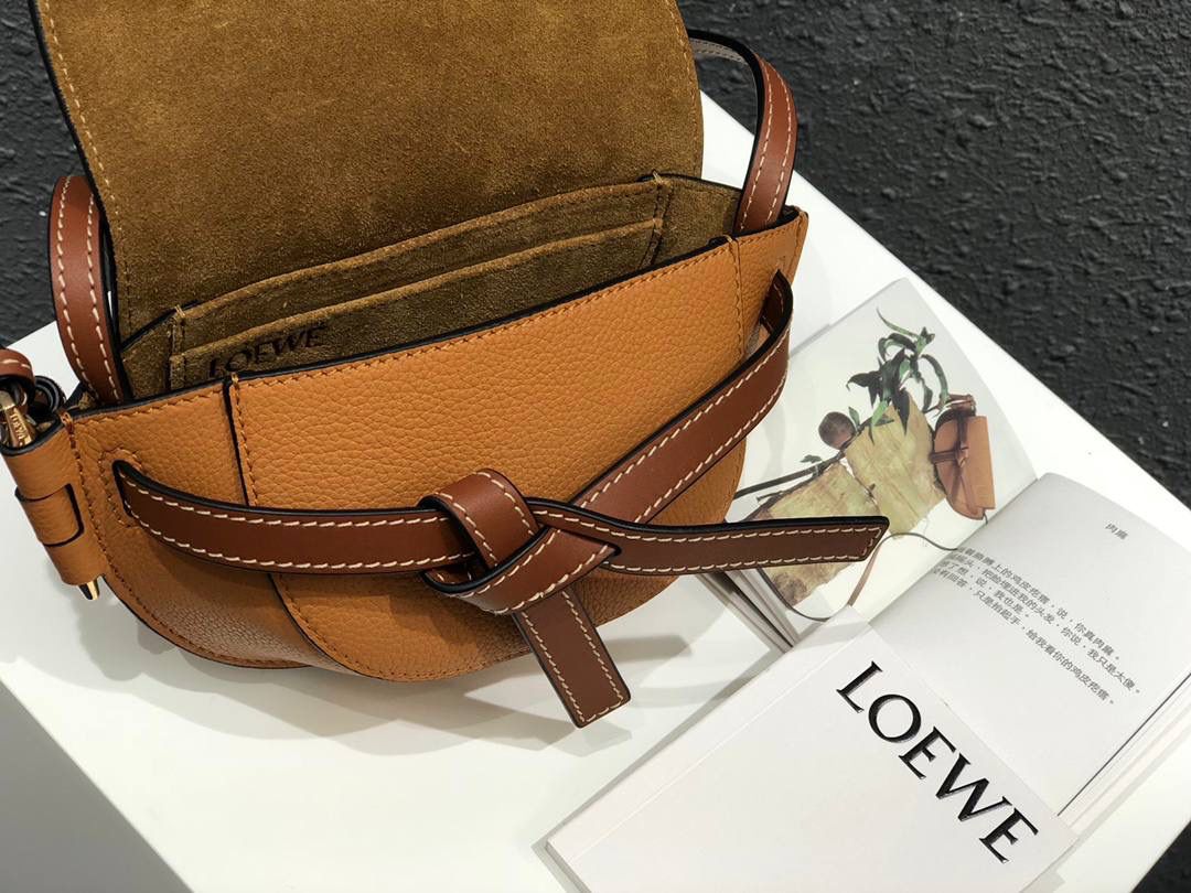 *𝘔𝘪𝘯𝘪 𝘎𝘢𝘵𝘦 手袋 明星同款#💌 尺寸:15-12.5-8cm（中部宽处21cm） 编码:061824荔枝纹棕色 包身采用非常柔韧的颗粒纹小牛皮，内里麂皮 内置两个卡槽，pro 📱可无忧 搭配马术风格的黄铜插扣，以及独特的绳结带 zp拆包定制，高端独家定制五金