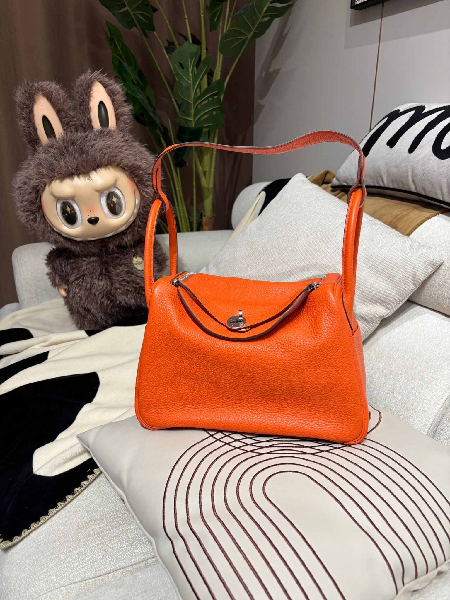 Hermes Lindy 30,Stamp T 愛瑪仕橙 100%Authentic, 95%New ✅Dust Bag✅Rain coat✅Box