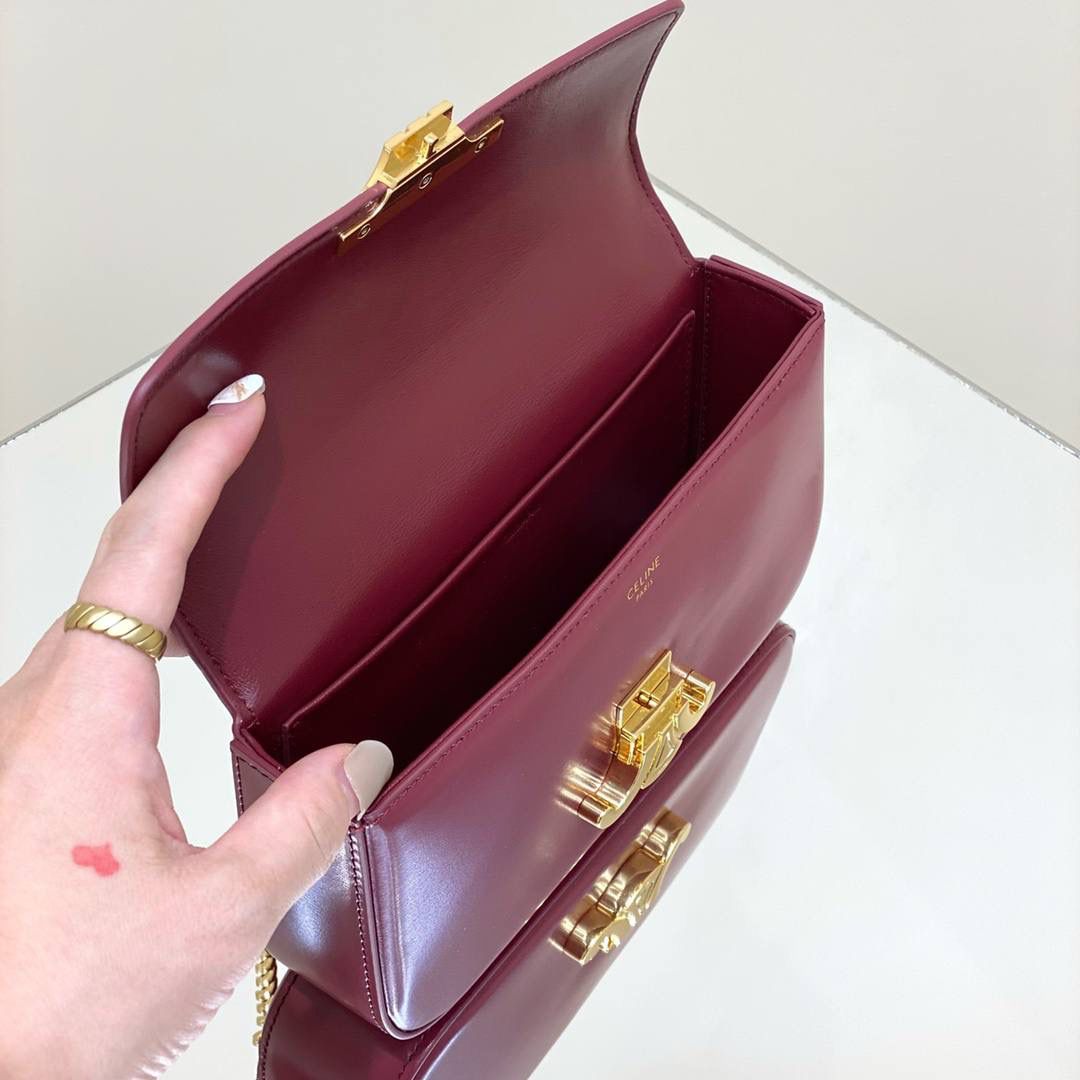 🔥大货实拍图 𝗖𝗘𝗟𝗜𝗡𝗘 ♥ 𝗧𝗥𝗜𝗢𝗠𝗣𝗛𝗘链条腋下包 型号：197993 尺寸：20.5*11.5*4cm