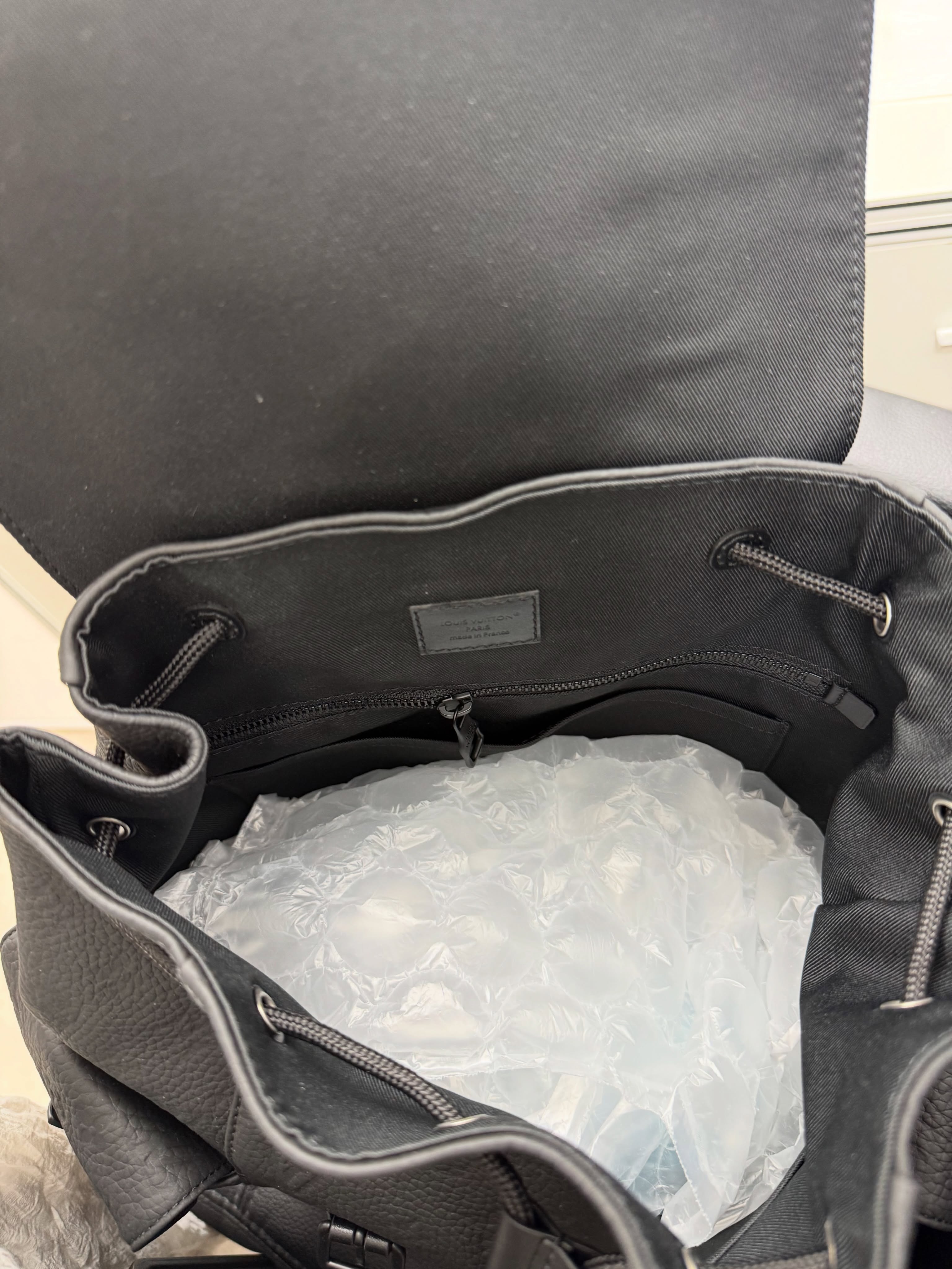 Lv👜 PRE OWNED 🛍️黑武士壓花書包 有塵袋🖤新款