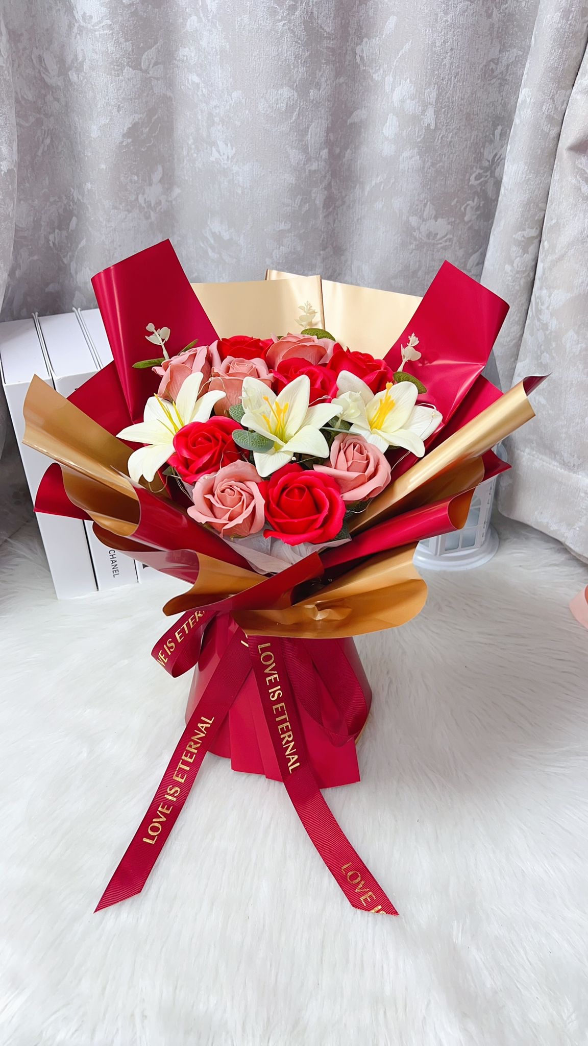 百合玫瑰紅色番梘花花束