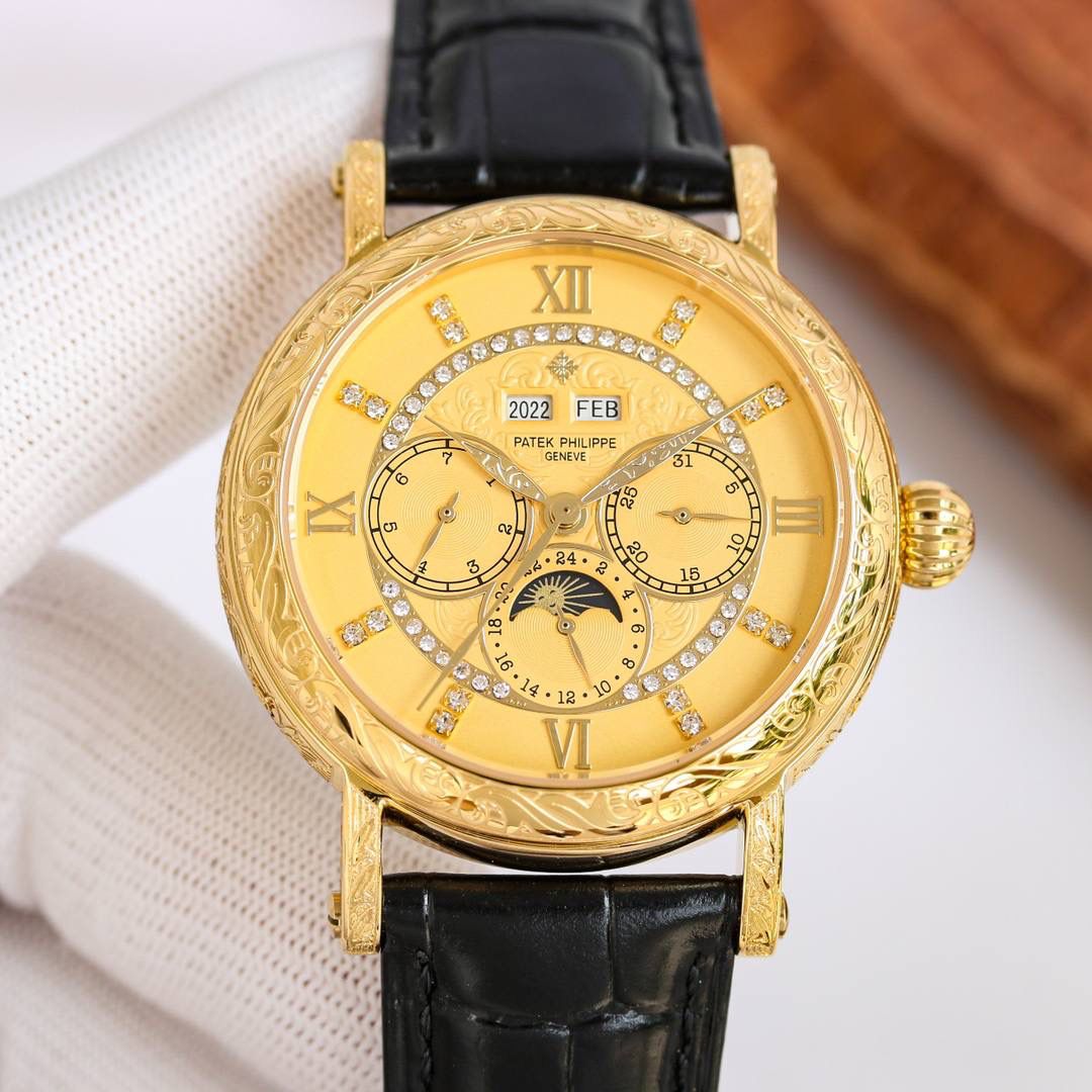 复古。精湛的工艺！ 年度最佳典藏之作——百达翡丽古典超级复杂多功能 万年历功能腕表 团队历时两年多精心设计，不计成本，敢为人先，力求完美，克服重重难关，突破多层技术瓶颈，机芯型号为CH 29-535 升级版，质量稳定！表盘6点位置是月相显示和日期分拨。所有的万年历标志都很好，一眼就能读懂。内里搭置了仿324 S Q 自动上链机芯，是 324 自动上条传奇机芯的精装版本。【表带】经典意大利小牛皮表带，纹路清晰，质感好。搭配圈市面最顶级的百达翡丽灯笼表扣，通用原装无压力。 优雅的Calatrava雕花表壳极具个性，42毫米的表径适配大众男性手寸，与专柜一致，非常商务可亦休闲。