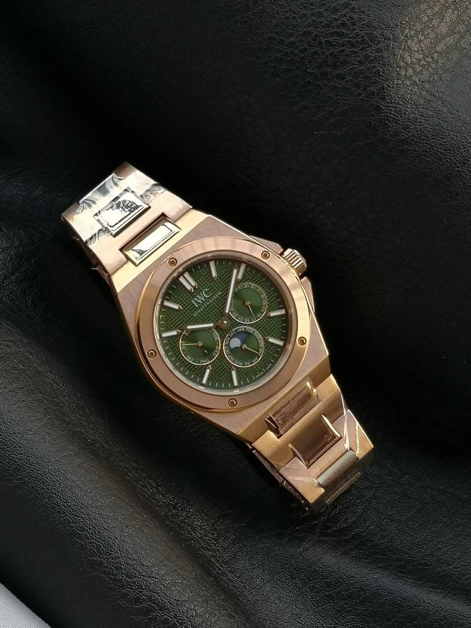 万国工程师系列万年历腕表，复刻界最复杂的腕表，所有功能同步原装，所有功能调节通过把头控制. 1⃣️【功能介绍】3点钟位置显示日历，9点钟位置显示星期，6点钟月份月相指针显示。 2⃣️【做工精细】外壳采用原版同样的三件套结构，中间拉丝，上下壳为抛光，镜面采用高成本的锅盖形蓝宝石，使其质感提升。 3⃣️【机芯性能】尺寸41.6mm,机芯采用天津机芯改82600，高效稳定，动力时间长达72小时以上，进行加装复杂的万年历模块，而且同步所有功能实现同步原装通过把头调节。 4⃣️【⚠️注意事项】由于万年历模块十分复杂在出货前都会调准时间，客户收到直接上链上手佩戴即可，⚠️请不要轻易乱调，由于机芯加装升级功能，调节需慢慢按调。