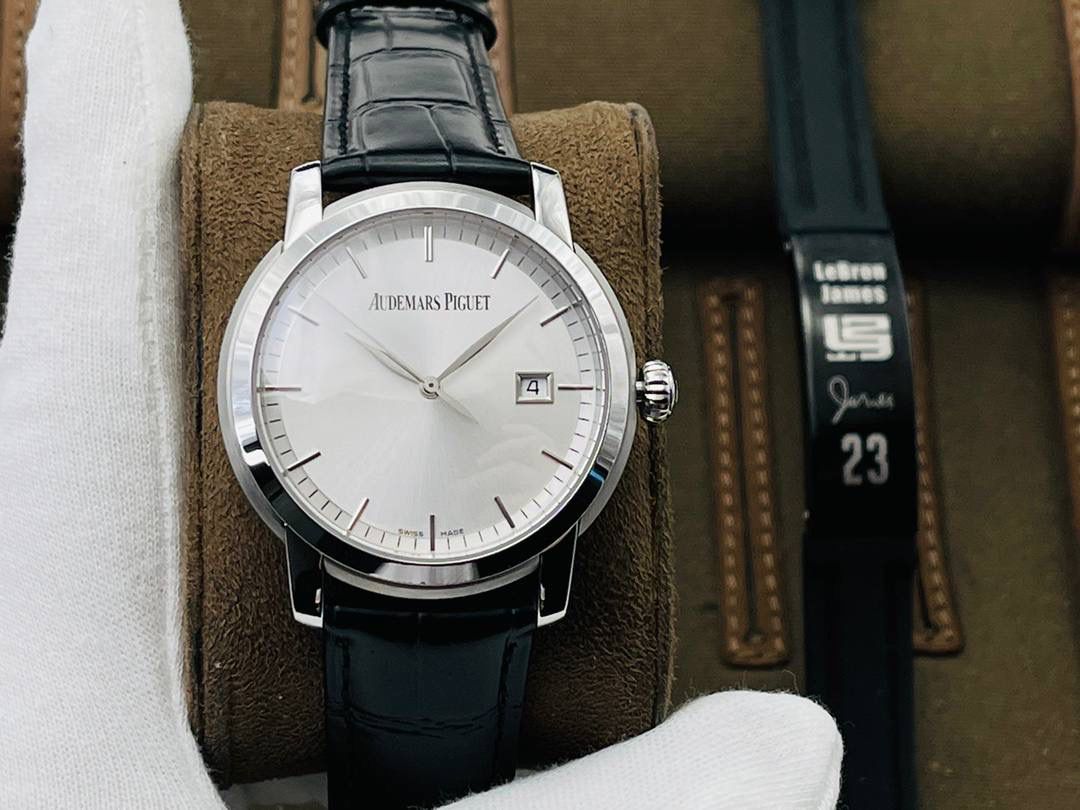 原版开模 市场最高版本 爱.彼 JULES AUDEMARS系列男士腕表！ 1⃣️机芯型号：2824改3120自动机械，透底设计！稳定零返修！ 2⃣️表径41毫米！ 3⃣️大三针简约表盘！ 4⃣️316L精钢壳套！