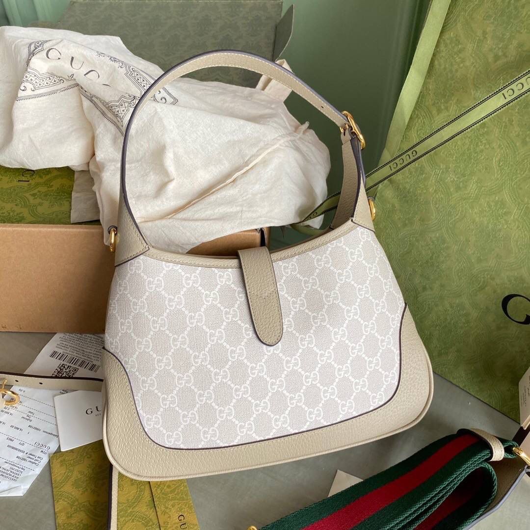 👜独家特级正品 💕 g678843 经典jackie 1961系列手袋在2020秋冬系列中经重新演绎后焕发新的活力。 本季这款具有辨识度的手袋重回时尚前沿，为典藏设计注入现代时尚格调，附带绿色和红色织带➕附赠额外的肩带，可通过搭扣固定在手袋上～打造手提、肩背或斜挎等多样化的携带选择。 以清爽的燕麦色为基调，又融入了一点点大自然的野性✨🔥