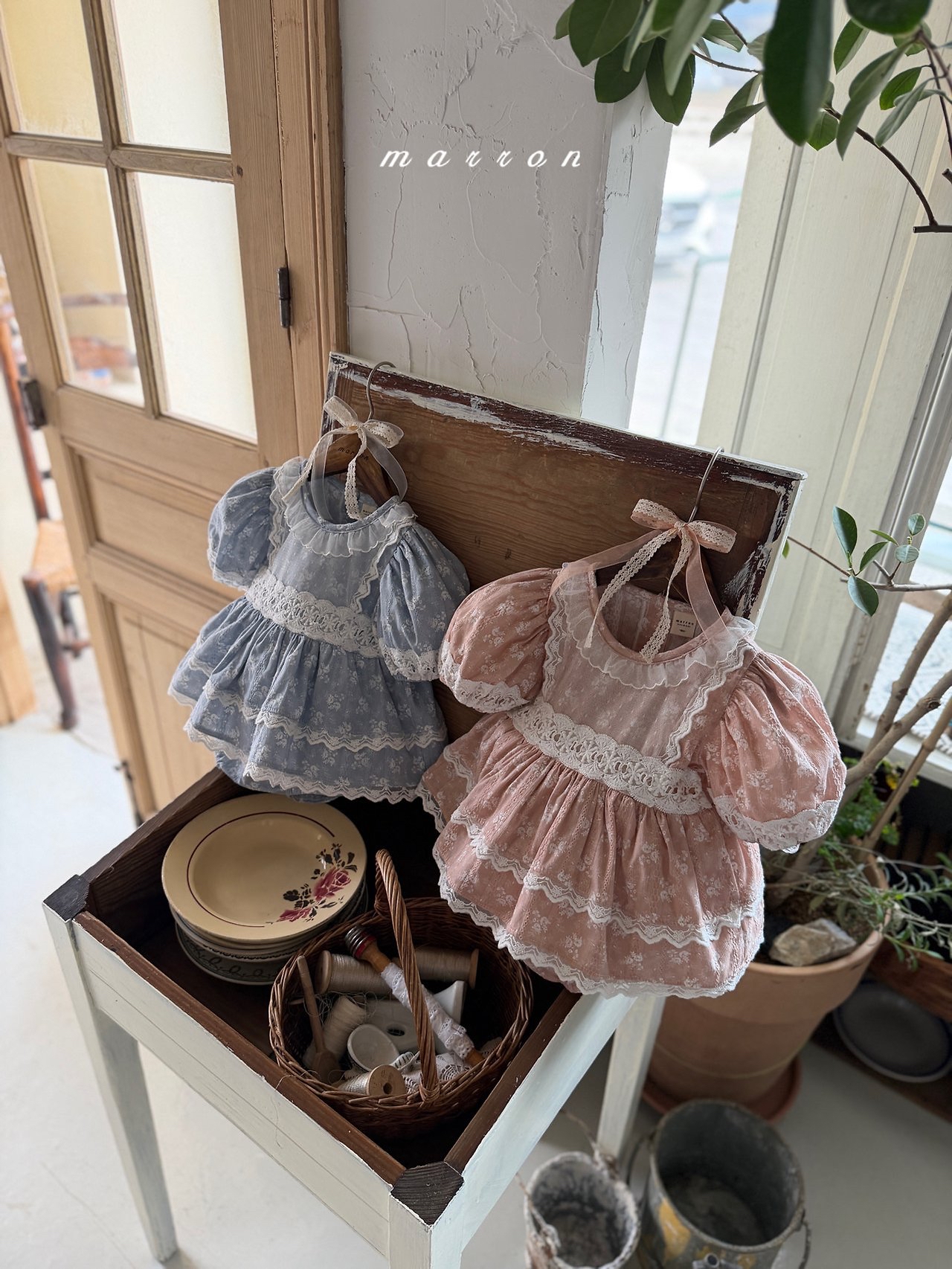 ☀️預訂 韓國直送☀️🇰🇷Marron兩色蕾絲花卉泡泡袖包屁裙