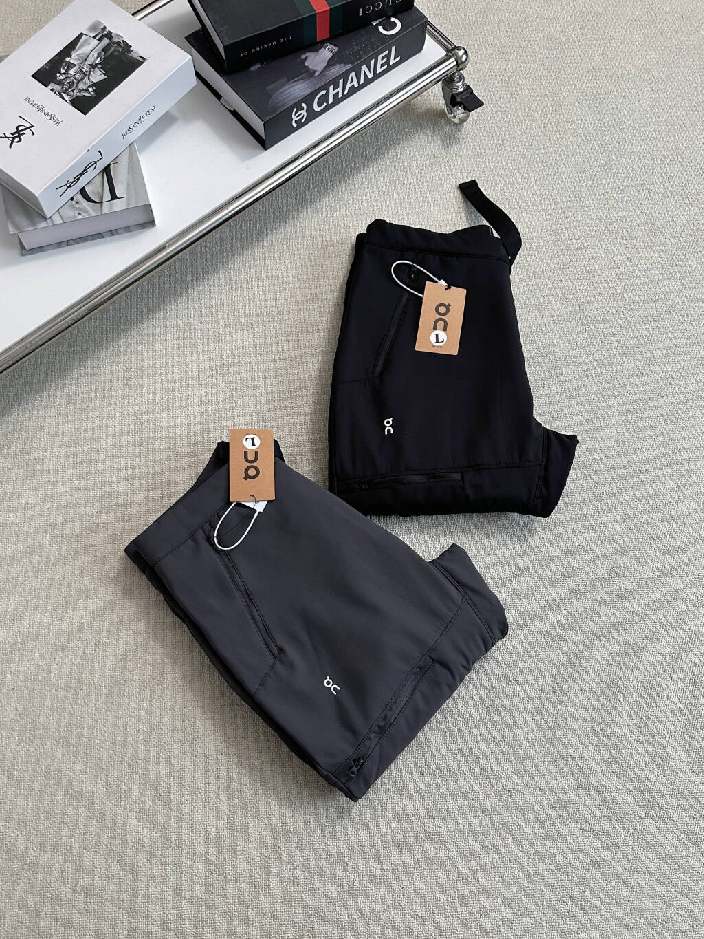 $288條。On 昂跑｜刺繡軟殼加絨長褲加厚防風防水戶外運動軟殼長褲・情侶同款