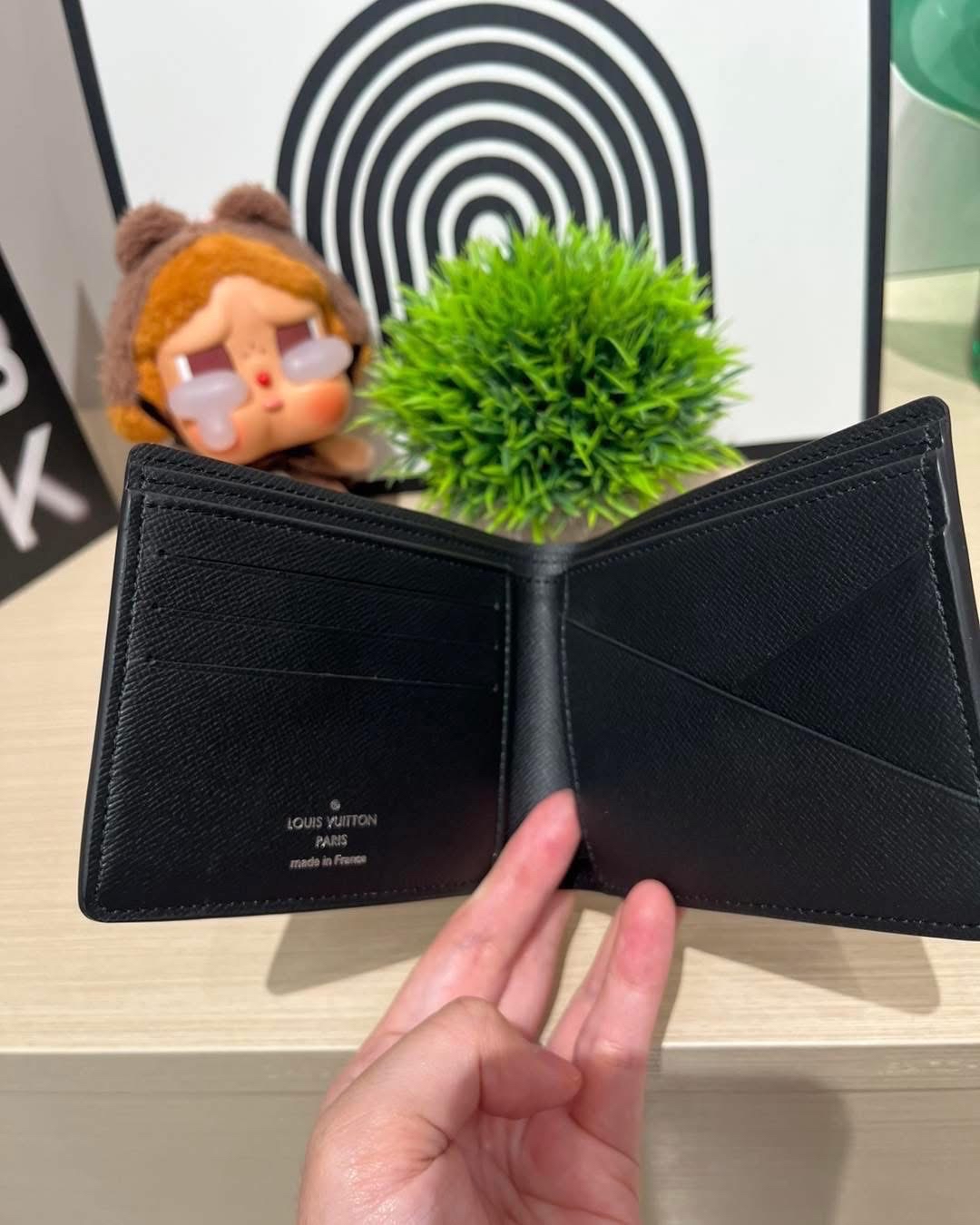 Lv multiple wallet 100%Authentic 98%new✅box