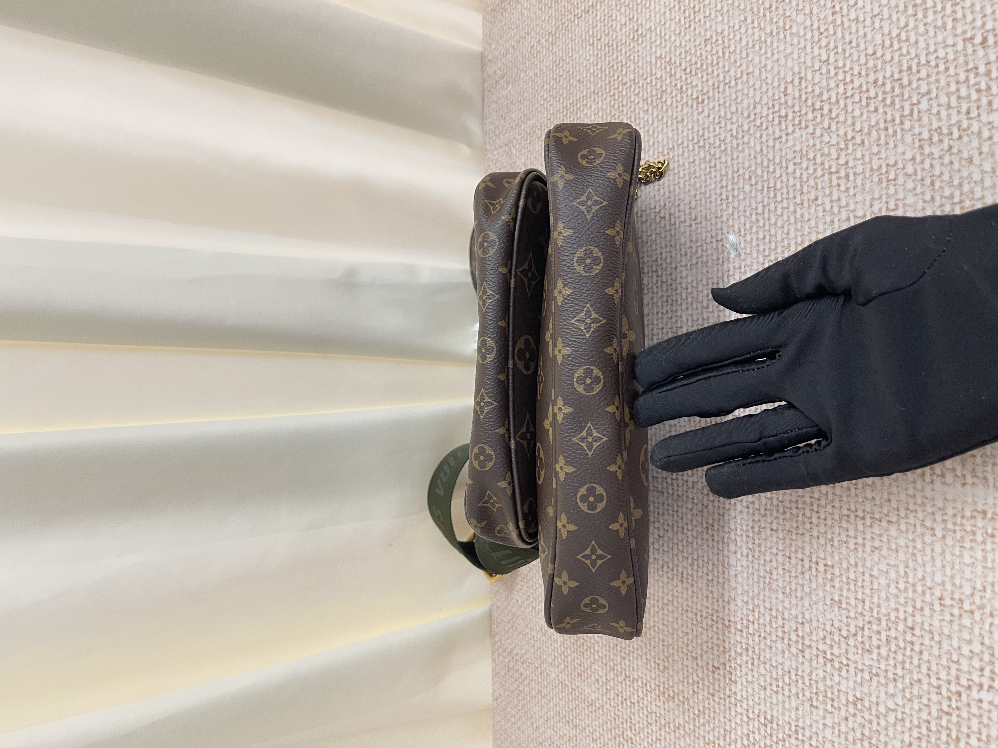 Pre-owned Louis Vuitton 5 in 1/ Product Code: 26041903