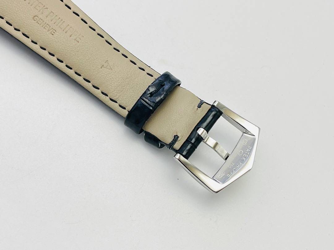 百达.翡丽-古典表系列——3919腕表震撼登场。🤩😍完美还原表中王者的独特质感和简约格调！细节升级如下： 1⃣️腕表尺寸39MM，尺寸数据完美吻合正品，佩戴轻便，还原正品体验。 2⃣️玻璃采用与原装一致的锅盖型穹顶玻璃，特镀有双层抗眩晕增透镀膜。 3⃣️表盘标识和指针的边沿全部采用手工润饰倒角，之后再采用镀铑工艺处理，确保光泽度和质感不亚于原装。 4⃣️机芯采用30-255 PS机芯机械！ 5⃣️表带经典意大利小牛皮表带，做工精致，包边细腻，尽显大牌风范，搭配原厂针扣。