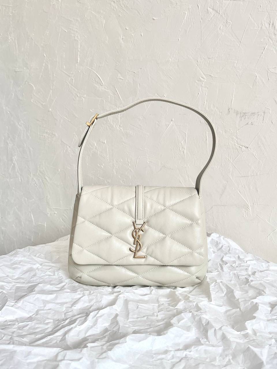 ys1 le57绗缝菱格羊皮腋下包白色🤍 这么多腋下包中最火之一！ 它优雅又复古，而且显得很有女人味 slp的设计师是懂女生的 小羊皮软软蓬蓬的，好像棉花糖 我真的很爱这种软乎乎手感的包儿 特别是冬天，摸着很治愈～ ZP开发➕原厂羊皮➕全铜五金⚠️ 爆款细节一定要正确❗️ 24×18×5.5cm691450m