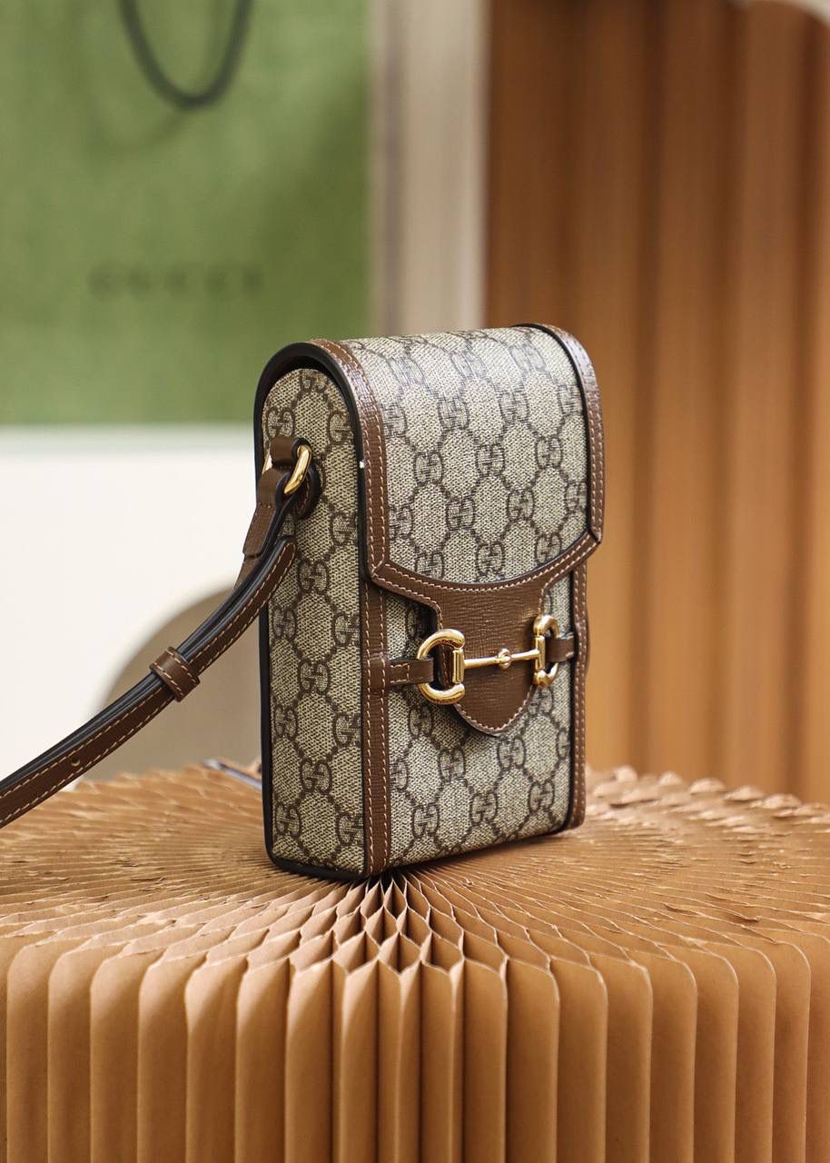 马衔扣 𝟭𝟵𝟱𝟱系列手机包 原厂皮/纯铜五金 ❤️ ☞型号：625615 尺寸：11.5*17*4cm 这款马衔扣标志的手机包，真是一见钟情，相见恨晚的知音，复古气息十足，老花本身就很百搭吸眼球，搭配复古的棕色皮料设计，大家非常喜爱的马蹄扣设计，分分钟想让人入手的冲动，可爱的造型，容纳量非常的高，日常出门的必备神器，颜值担当，不只装下可爱，男女都可共同，爱了！🤩🤟🏻