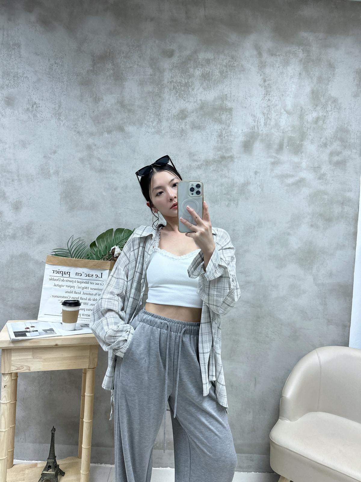 Q04 兩著薄棉麻格仔恤衫