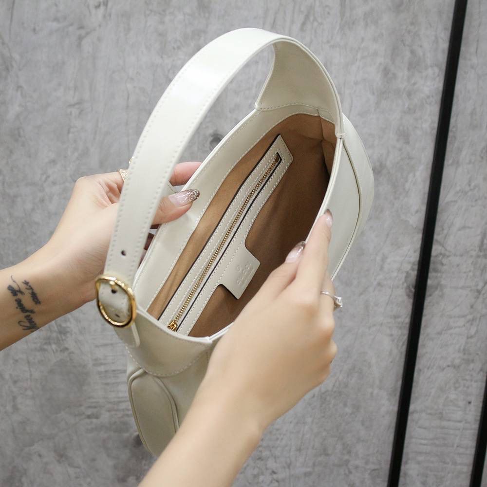 𝕁𝕒𝕔𝕜𝕚𝕖 1961小号系列 #636709#原厂皮 ✅尺寸：27.5*19*4cm 经典1961系列著作，在新世纪的以复古元素重新亮相，本季的1961不仅演绎出60年代的复古元素，更是搭配新世纪的潮流时尚风味，搭配长肩带的设计，全皮的面料让整个包看上去更加大气，低调而高档的造型，俘虏了不少女人的购买欲，不得不夸一下，它更适合低调的人群，不仅低调且高档！🔥🔥