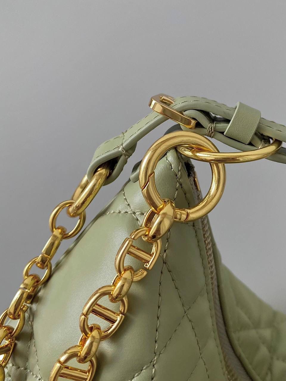 🈶灰绿色，指定色 𝗗𝗶𝗼𝗿 𝗰𝗮𝗿𝗼系列的郁金香手袋 我的新包有魔法！超级好玩的 还是超大藤格纹小牛皮，柔软质感 最惊喜的是在肩带链条上的灵活性 抽提搭扣法瞬变郁金香花苞形状 可可爱爱！手拎手提，随意切换腋下背 法式时髦感很强啊，一只上身超绝的小包 25×16×2.5cm，#7101m