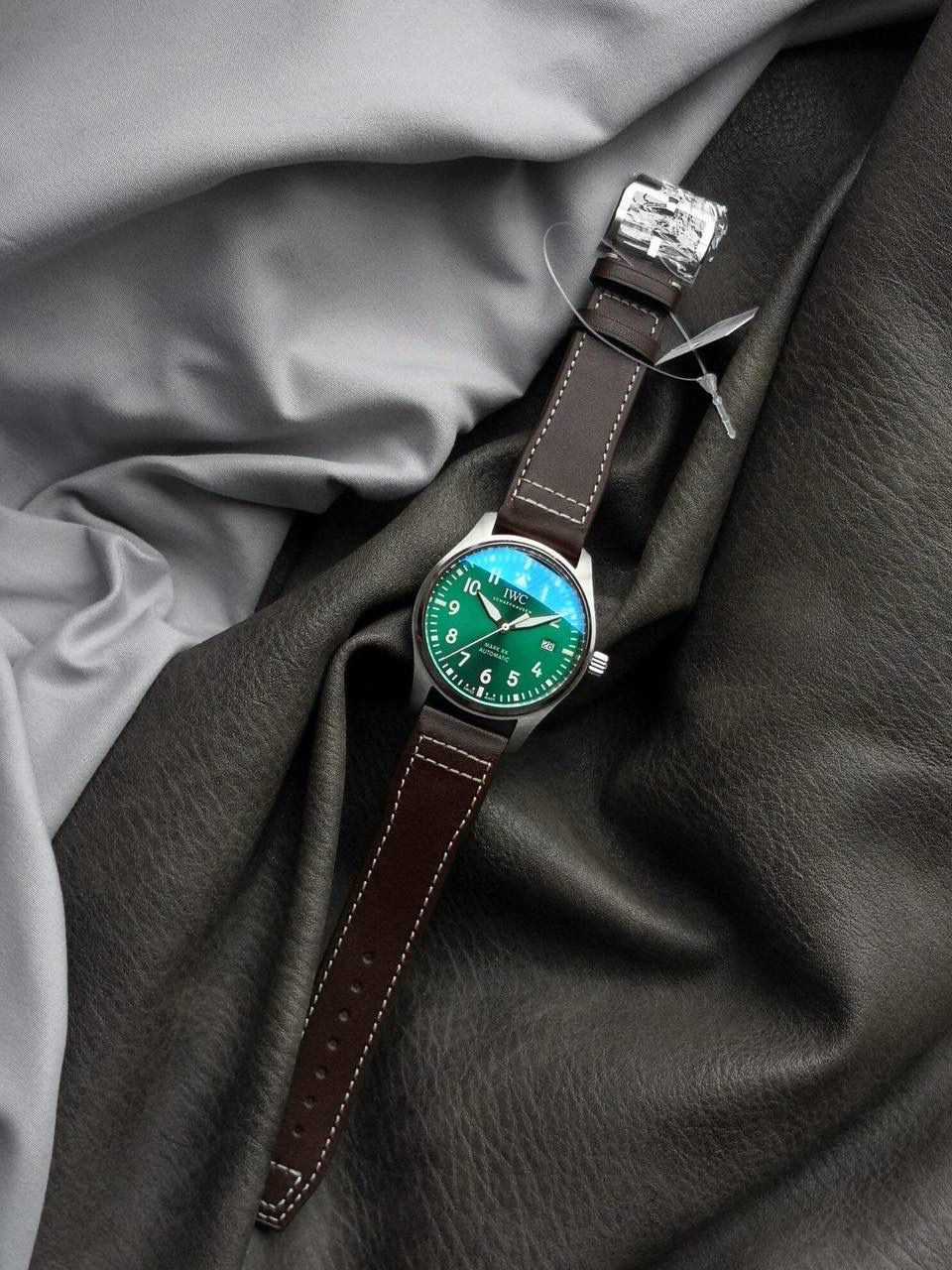 V7厂 七星推荐之马克20 IWC入门飞行员腕表系列，暌违6年压轴登场！Mark XX 陪你翱翔 继2016年推出的前作第十八代 Mark XVII 之后，跳过XIX十九，直奔 Mark XX。新表设计微调，表壳修饰较前代更使用、佩戴舒适。提供蓝色和黑色两种经典选择以外，还有呼应近年表坛最火热配色——绿色。