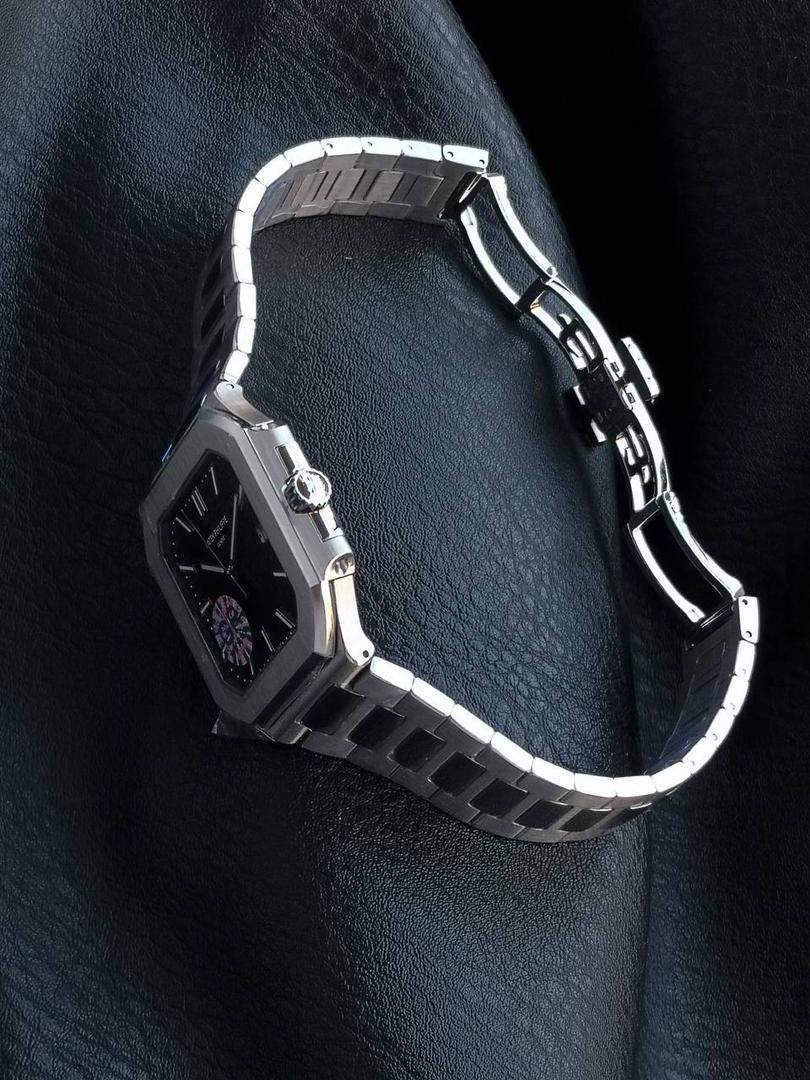 百达翡丽 方形 新系列CUBITUS 5821腕表 亮点特色：1️⃣机芯:搭载定制9015改Cal.26-330 SC一体机，调时不停秒，调时不停秒，摆轮位置均与正品一致，自动上链机芯。2️⃣钢带:316L定制级人体工程学表带，新扣款式。3️⃣表壳:尺寸45毫米厚度仅8.3mm，为表壳对角线长度(即10点位至4点位),因为表壳近似于方形，上下边的宽度会小于这一数值，所以视觉效果并不是很大。 搭配上，5821属于运动风格腕表，日常搭配正装和休闲风格也可以。