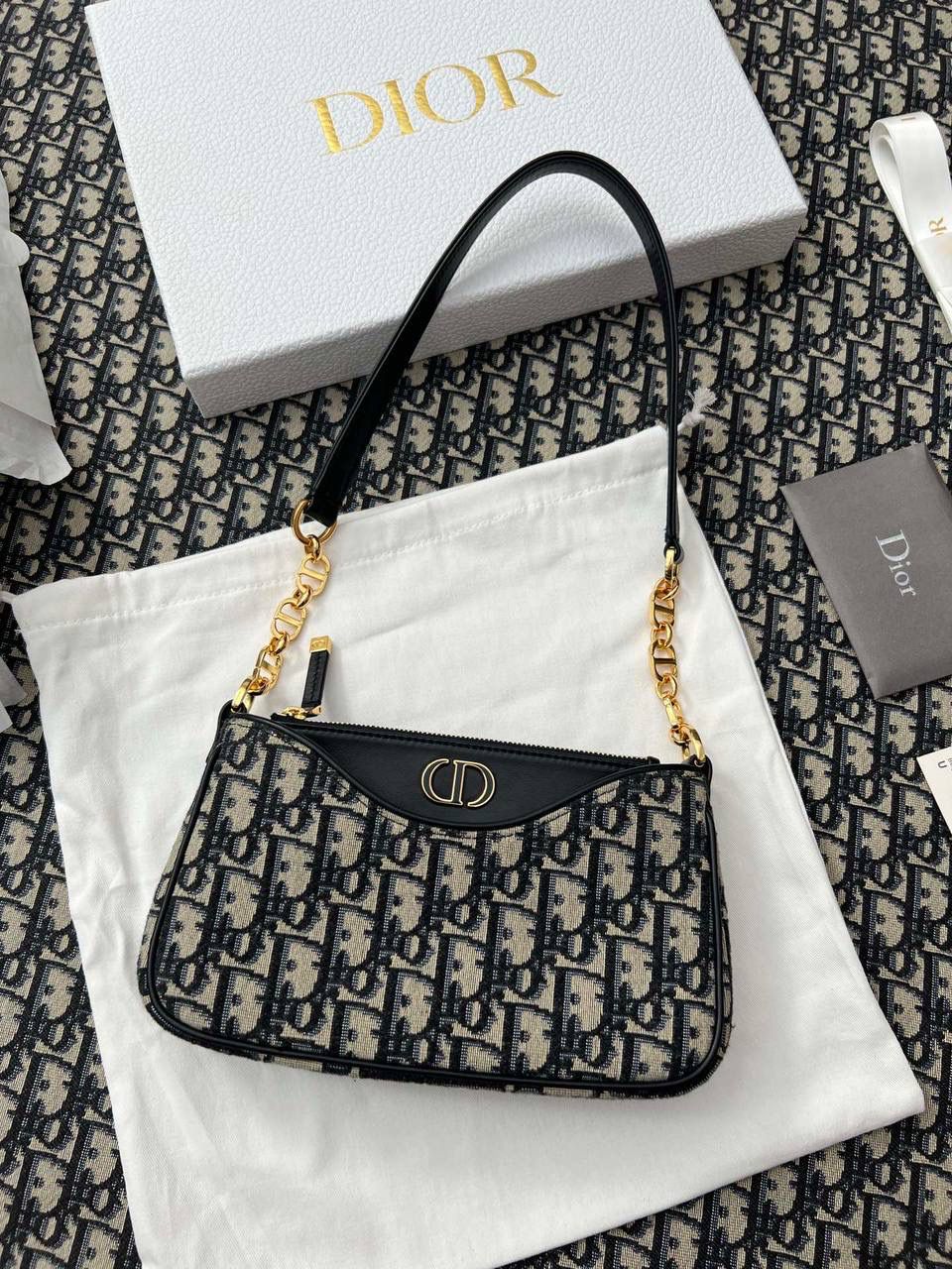 30 MONTAIGNE HOBO AVENUE👜✨ 尺寸：21 x 13 x 5 厘米 这款 Hobo Avenue 迷你手袋是二零二三秋季成衣系列新品，丰富了 30 Montaigne 系列，彰显复古魅力。 正面饰以同色调珐琅 CD 标志 宽大的隔层 2 个可拆卸小袋，其中一个设有 1 个拉链开合和 3 个卡槽 肩带链条部分采用同色调珐琅 CD 链环打造 配独家高定整套包装