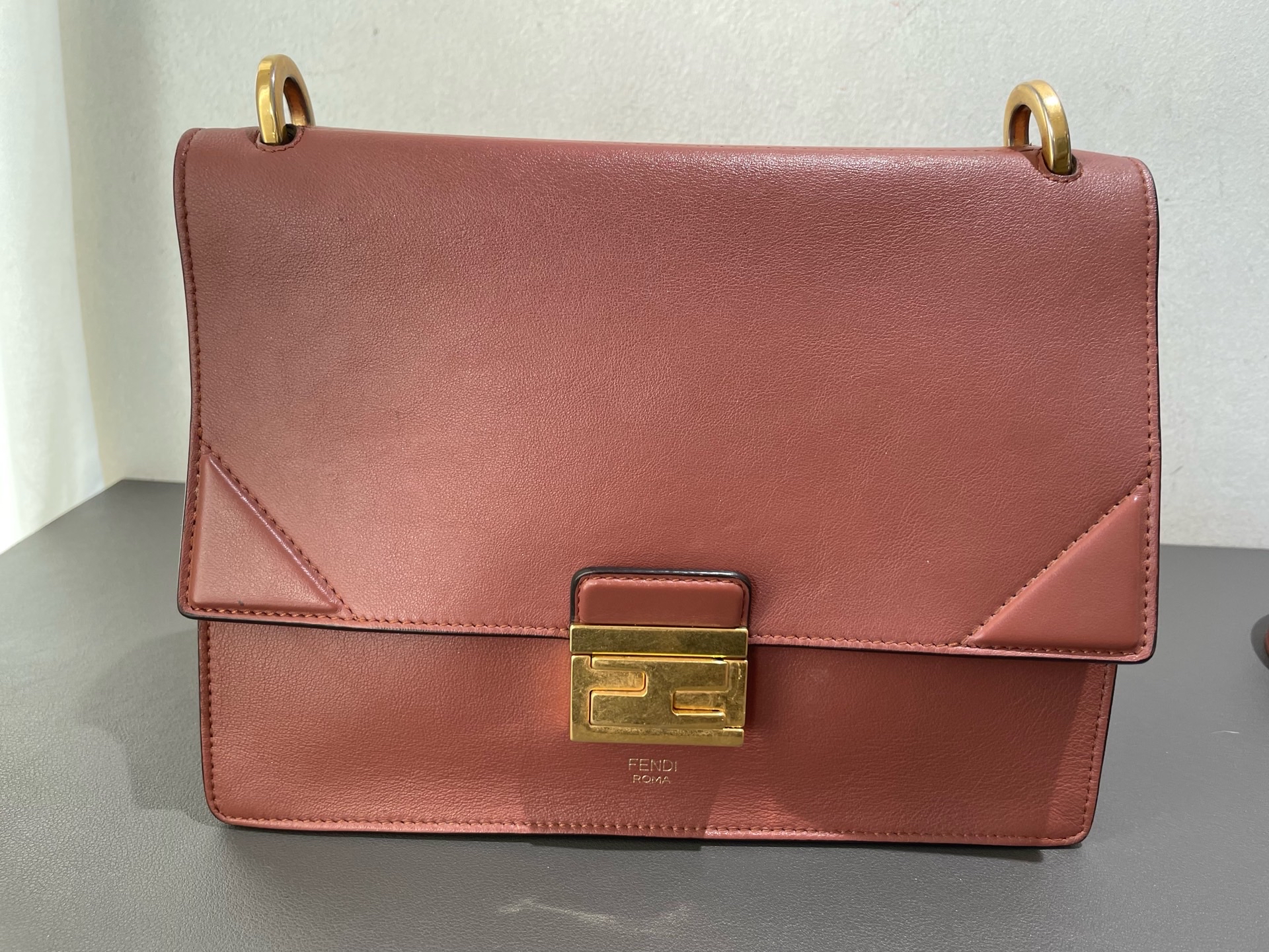 【預訂貨品】Fendi 豆沙色油蠟皮復古郵差包