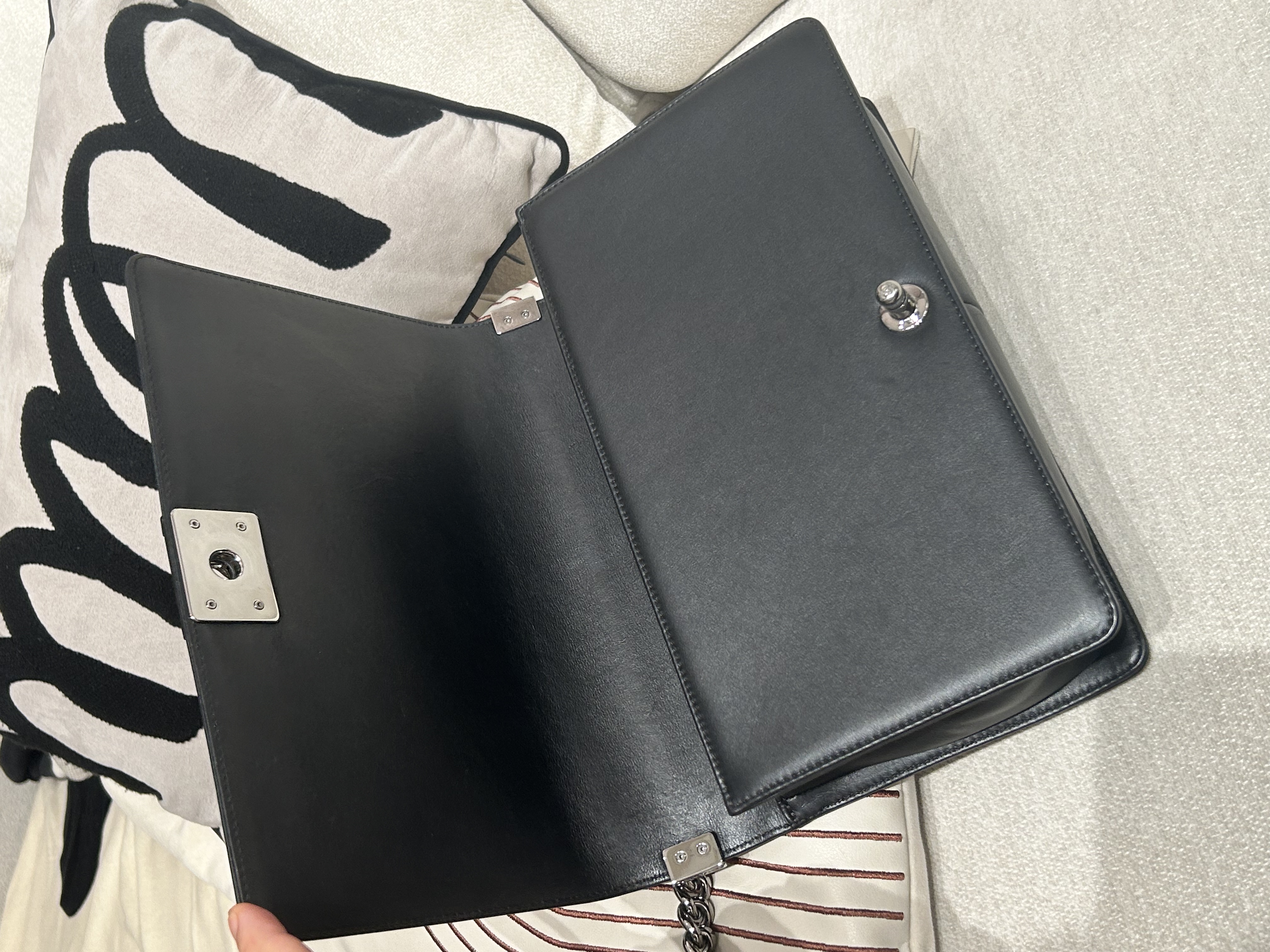 Chanel boy Chanel 28cm黑色牛皮銀扣  100%Authentic ,95%new ✅26CARD✅塵袋✅盒 