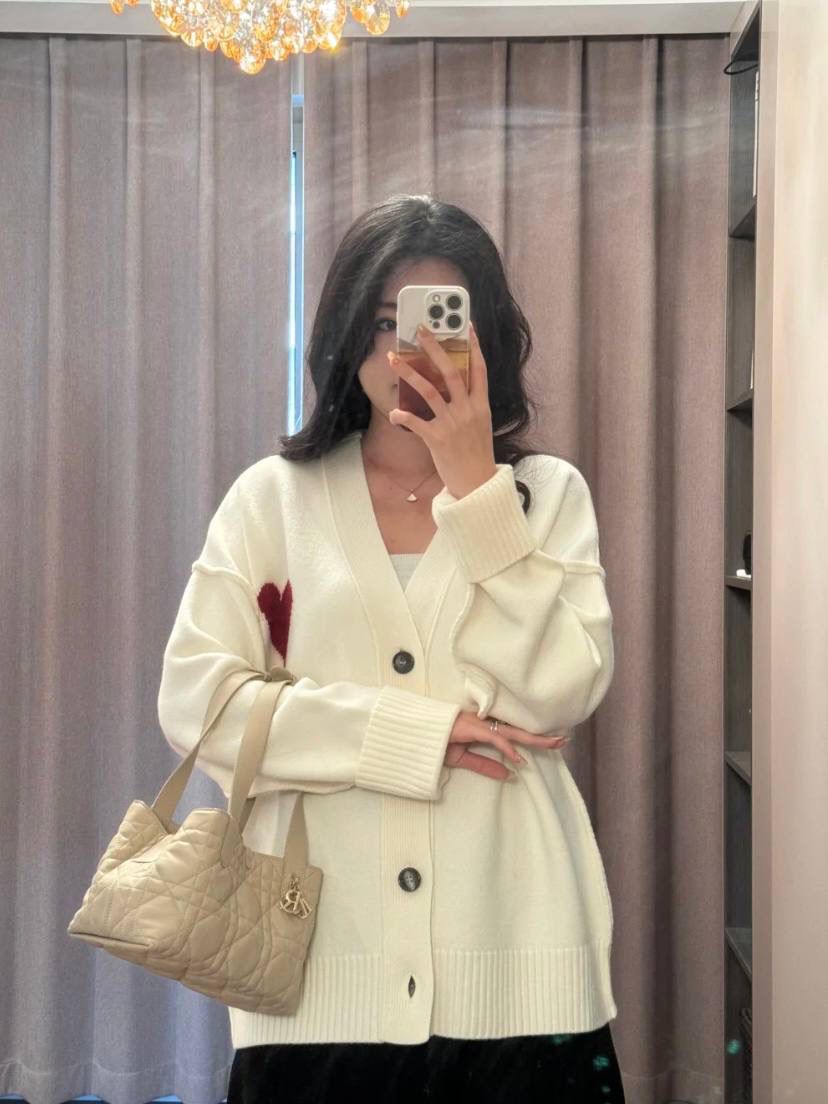 🈶胭脂米，小号 𝗗𝗜𝗢𝗥 𝗧𝗼𝘂𝗷𝗼𝘂𝗿𝘀横版 拒绝不了一点温柔的米色系 实在太好看了！很显气质 淡淡的色调，看着心情就很好 小号会更Q更嗲一些 实物蛮精致的！ 可以说目前喜爱度top☝🏻 23×15×15cm，#m1292m