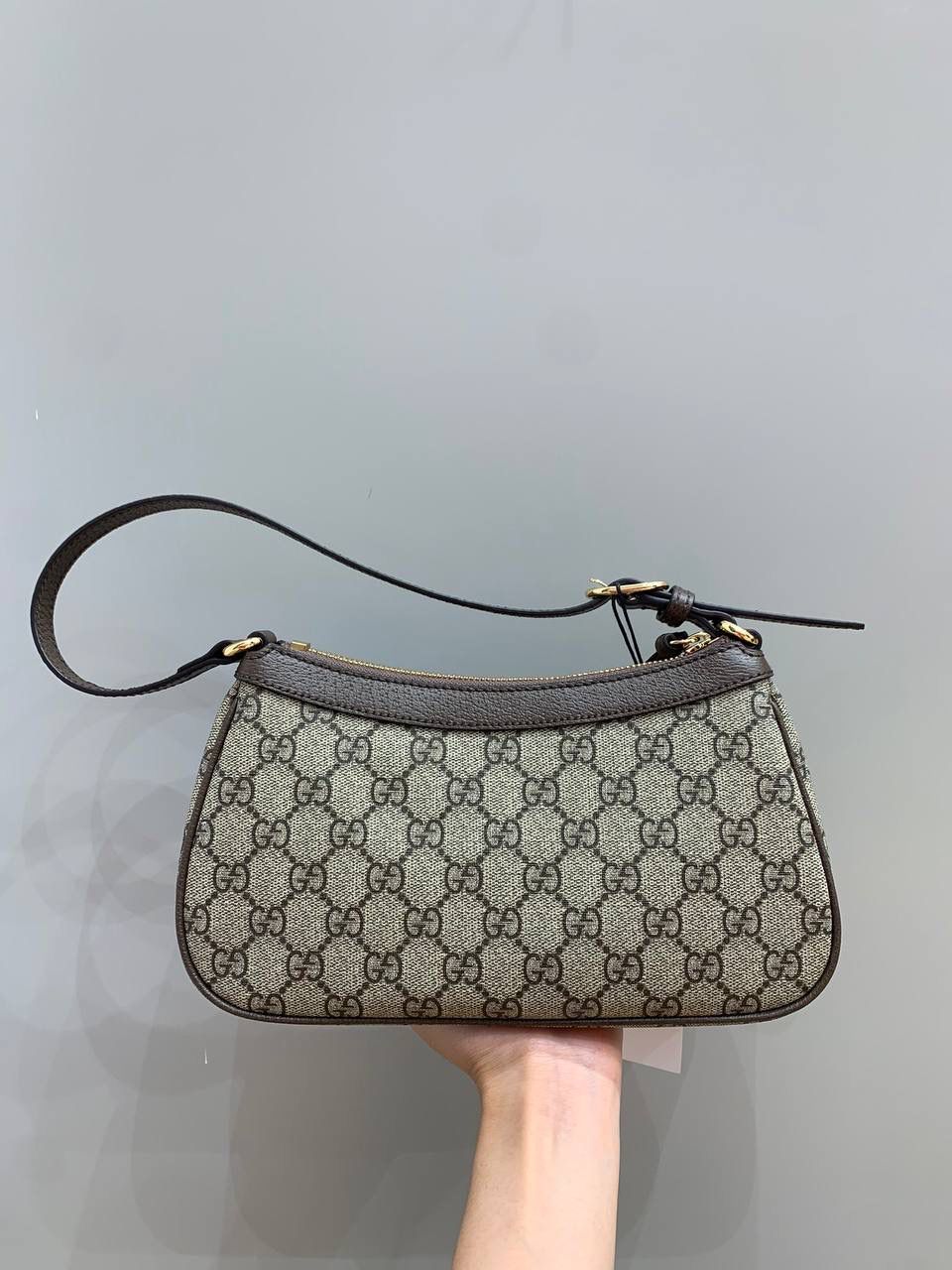 新背景实拍正品级 。新晋断货王🔥 这只腋下超级火，经典老花颜色永远不会过时，而且容量也很大，是当下最流行的腋下麻将包型，我觉得可以入手的原因是这种经典款不会只流行一季，而是随时间流逝历久弥新的设计理念！ 型号 735145 尺寸25/15/6cm