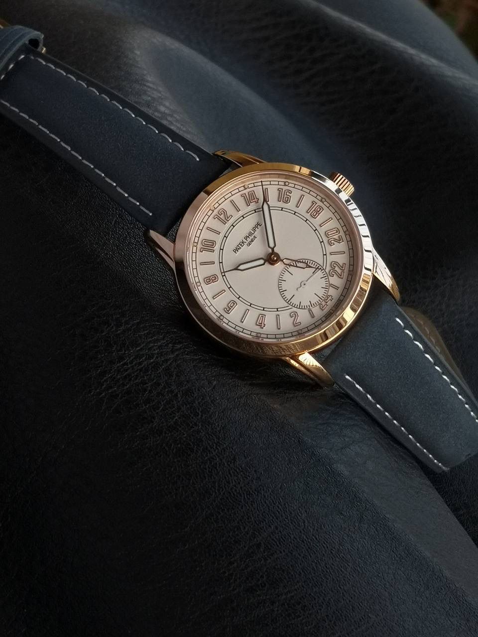 百达翡丽复杂功能系列5224R-001重磅登场，复杂时计腕表，以超复杂的工艺技术打造休闲运动腕表。 机芯采用复刻版31-260 PS FUS 24H自动上链机芯，在实现外观的逼真前提下，功能一并完美诠释。 改装大师独立制表人，倾情参与定制改装表盘颜色，给予独一无二的腕表增添有趣的灵魂！ 匠心力作 欢迎各位表友品鉴！