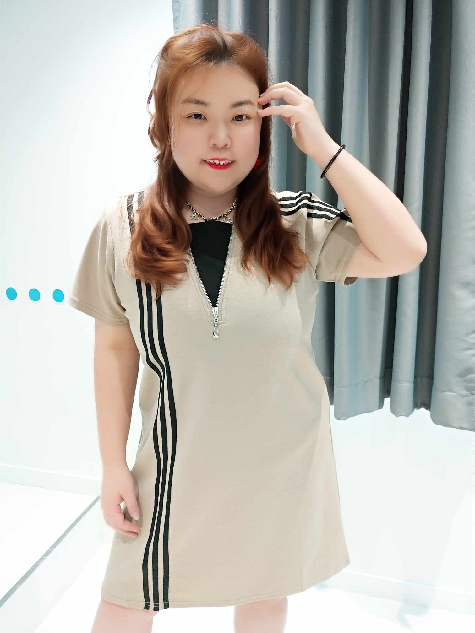 YCA03 25231 假两件式拉链V领连身裙